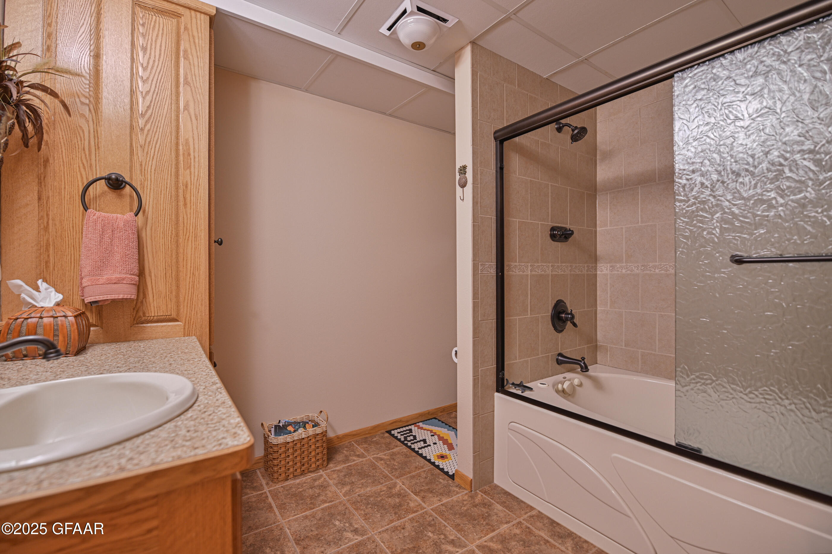 Grand Forks, North Dakota 58201, United States, 5 Bedrooms Bedrooms, ,3 BathroomsBathrooms,Residential,Active,166300