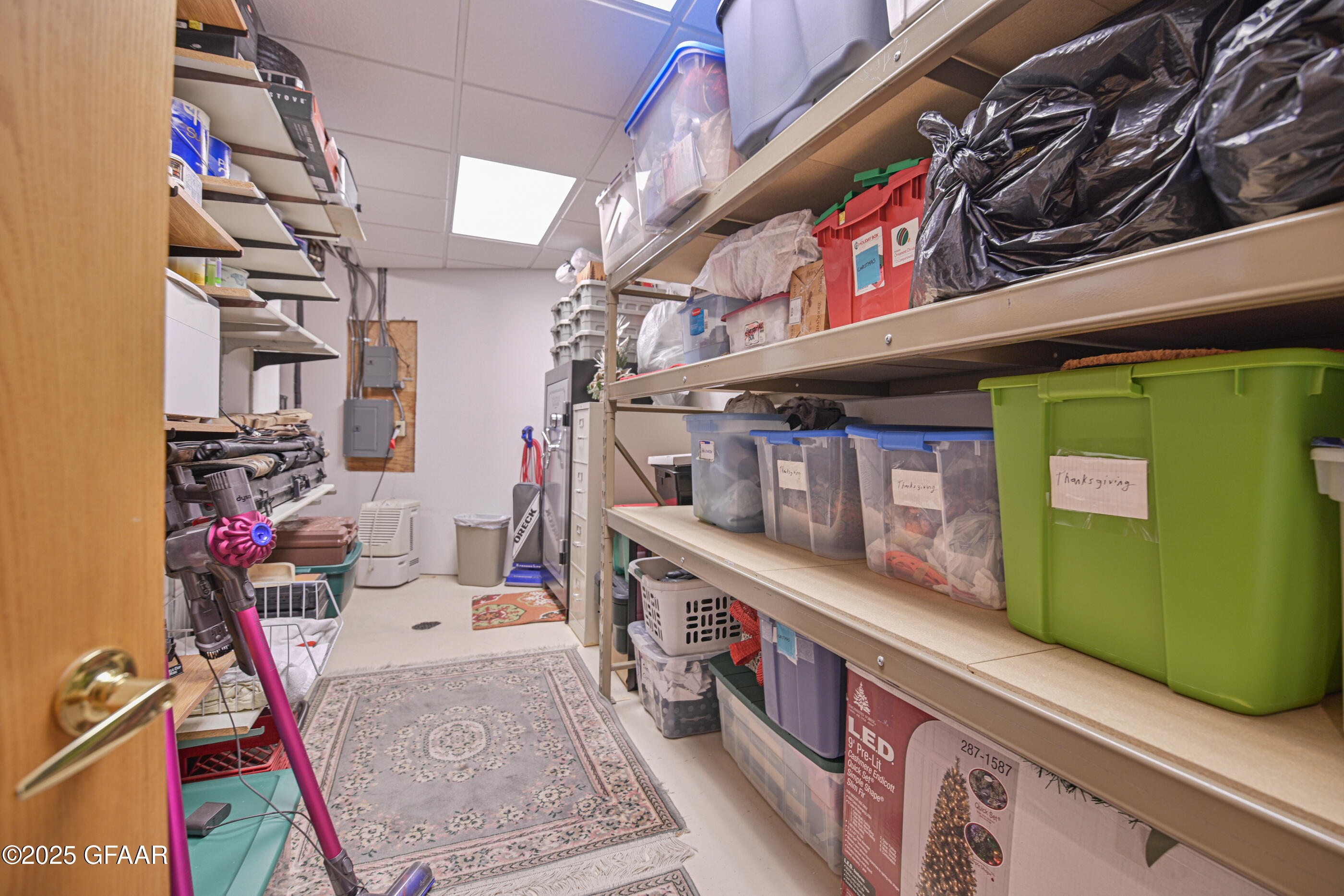 Grand Forks, North Dakota 58201, United States, 5 Bedrooms Bedrooms, ,3 BathroomsBathrooms,Residential,Active,166300