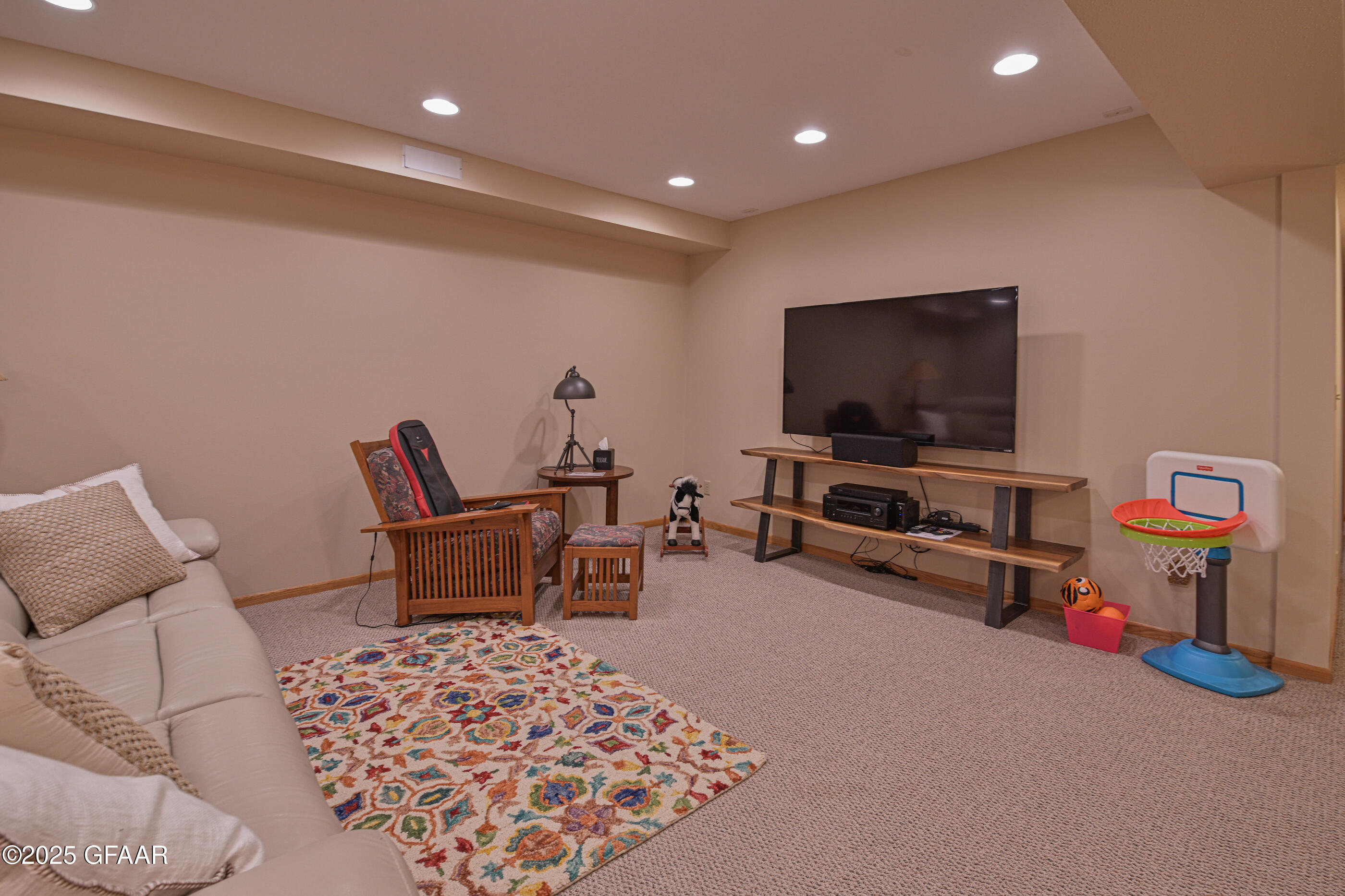 Grand Forks, North Dakota 58201, United States, 5 Bedrooms Bedrooms, ,3 BathroomsBathrooms,Residential,Active,166300