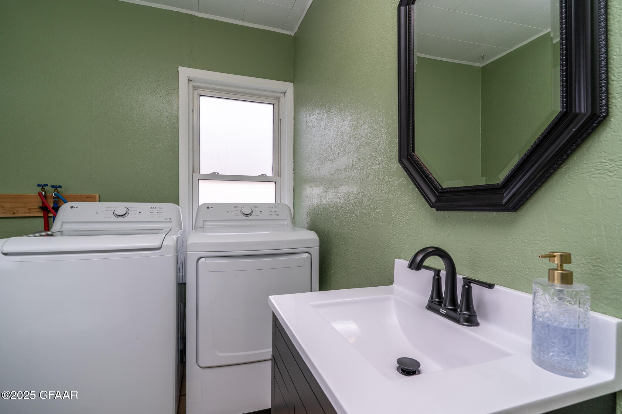 Hatton, North Dakota 58240, United States, 2 Bedrooms Bedrooms, ,2 BathroomsBathrooms,Residential,Pending,250213