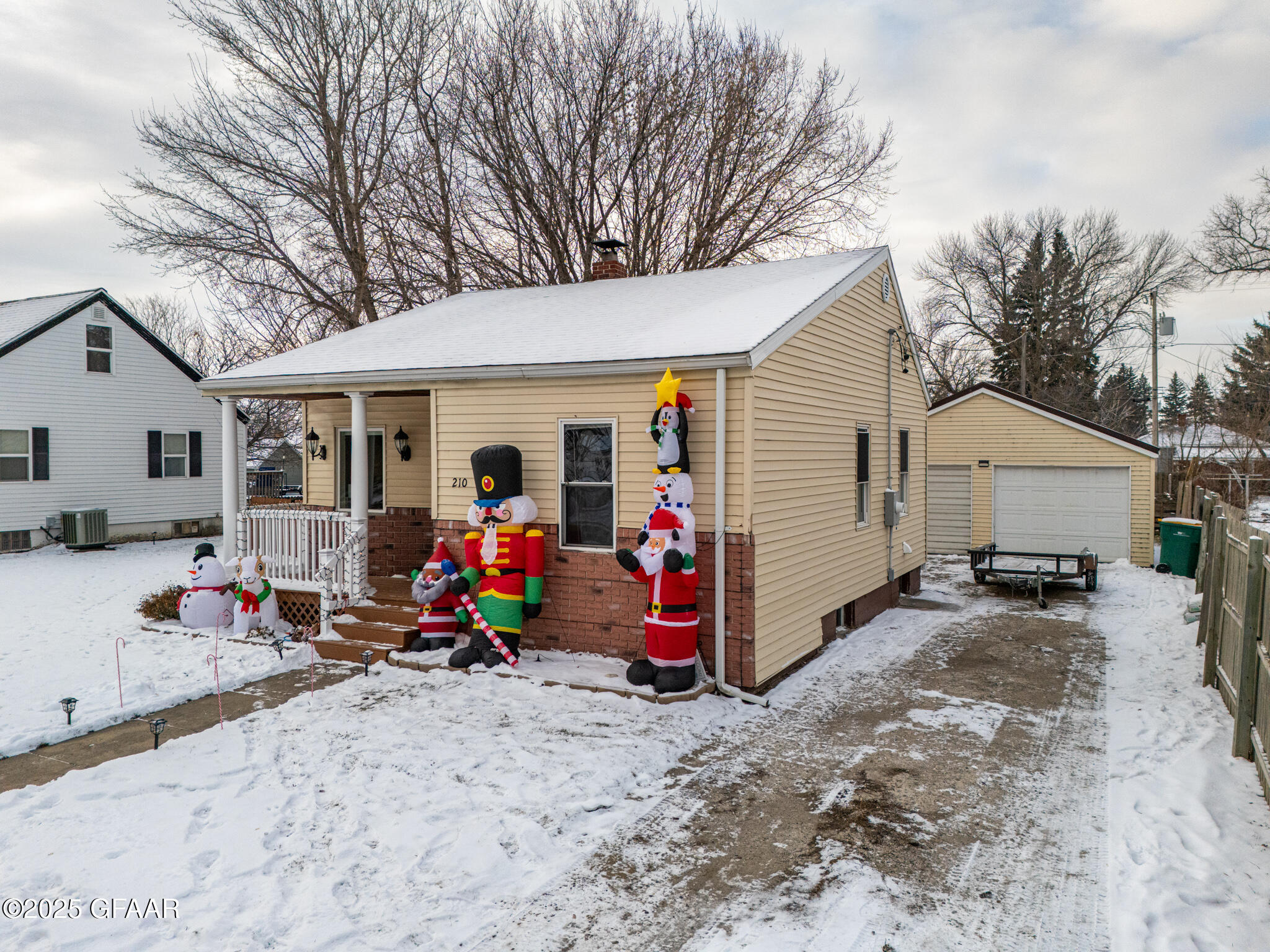 Hatton, North Dakota 58240, United States, 2 Bedrooms Bedrooms, ,2 BathroomsBathrooms,Residential,Pending,250213