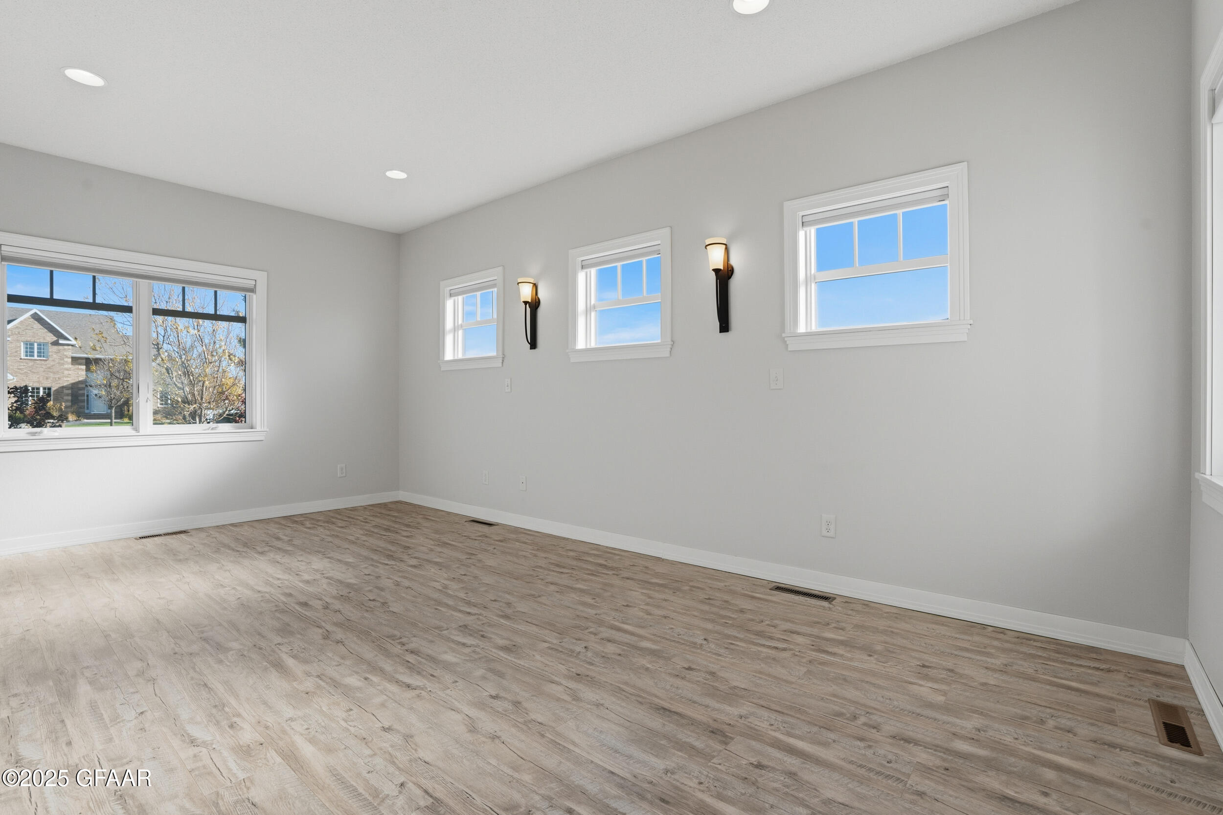 Grand Forks, North Dakota 58201, United States, 4 Bedrooms Bedrooms, ,3 BathroomsBathrooms,Residential,Active,240006