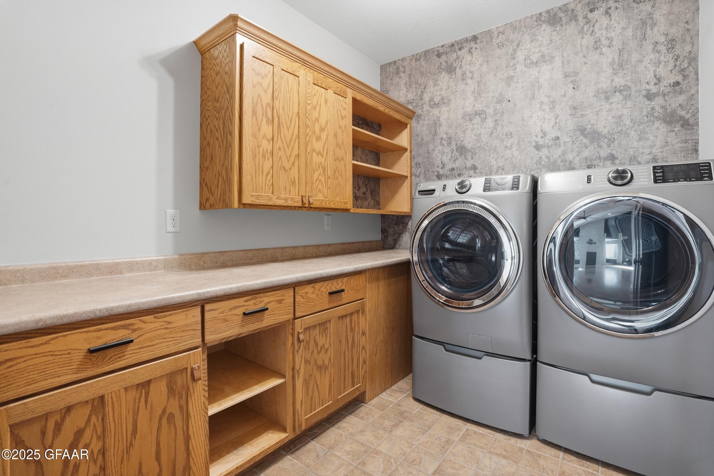 Grand Forks, North Dakota 58201, United States, 4 Bedrooms Bedrooms, ,3 BathroomsBathrooms,Residential,Active,240006