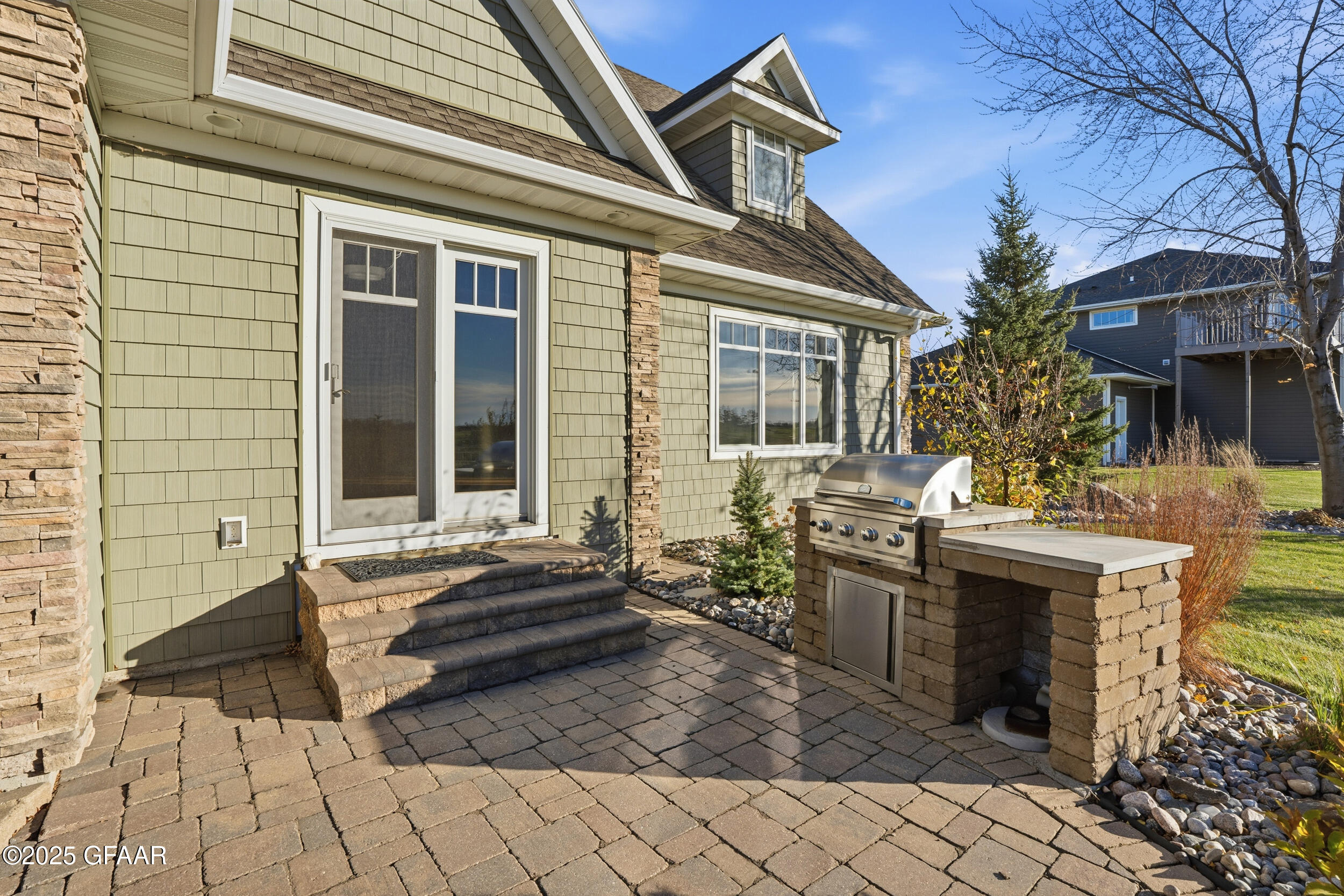 Grand Forks, North Dakota 58201, United States, 4 Bedrooms Bedrooms, ,3 BathroomsBathrooms,Residential,Active,240006