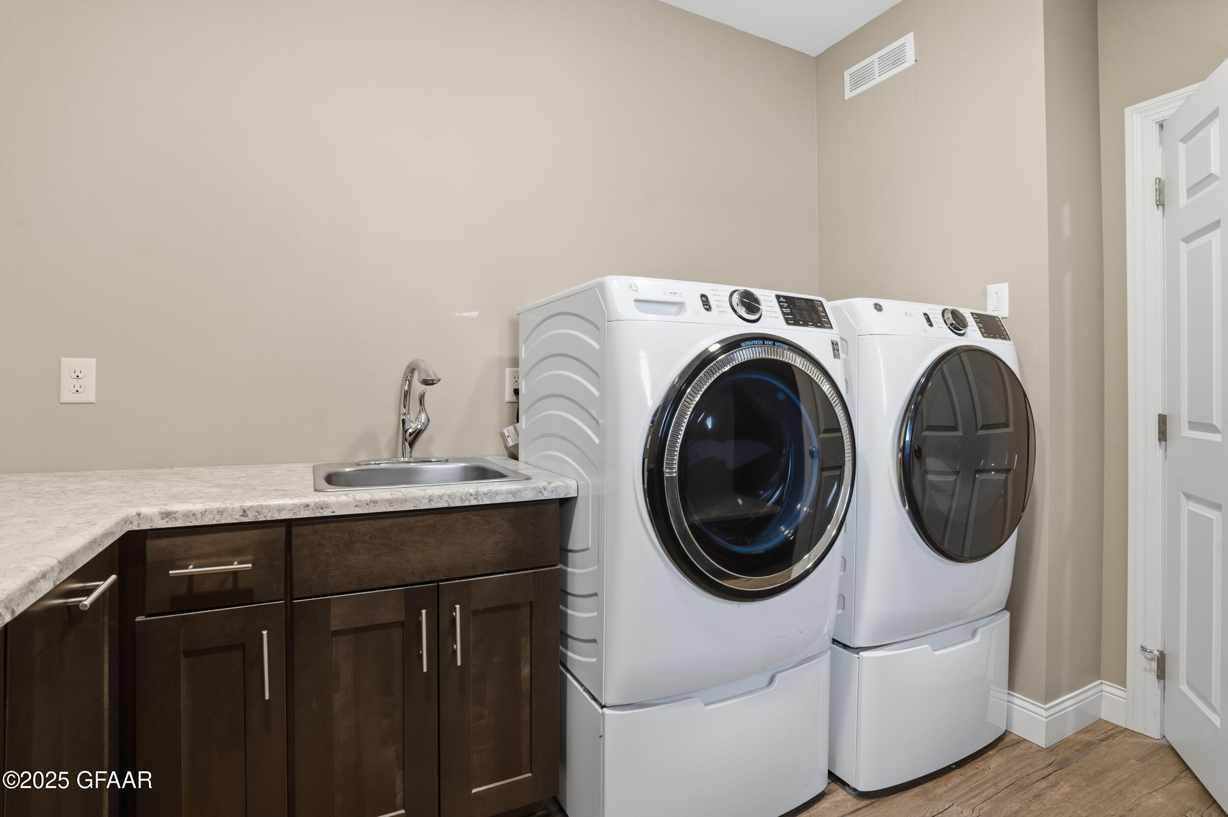 Northwood, North Dakota 58267, United States, 5 Bedrooms Bedrooms, ,3 BathroomsBathrooms,Residential,Active,255552