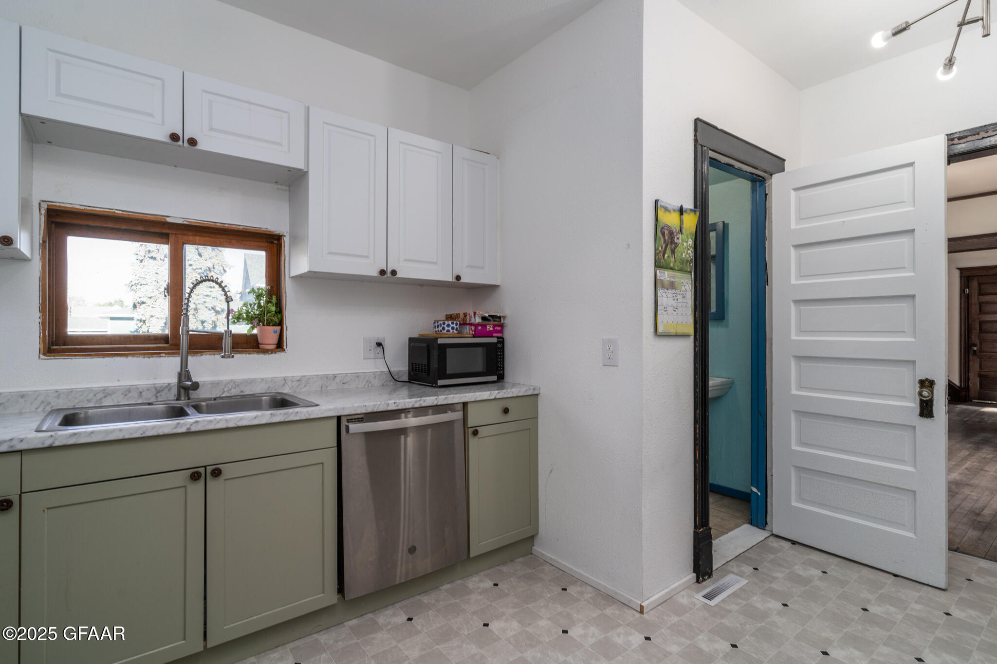 Larimore, North Dakota 58251, United States, 3 Bedrooms Bedrooms, ,2 BathroomsBathrooms,Residential,Active,207753