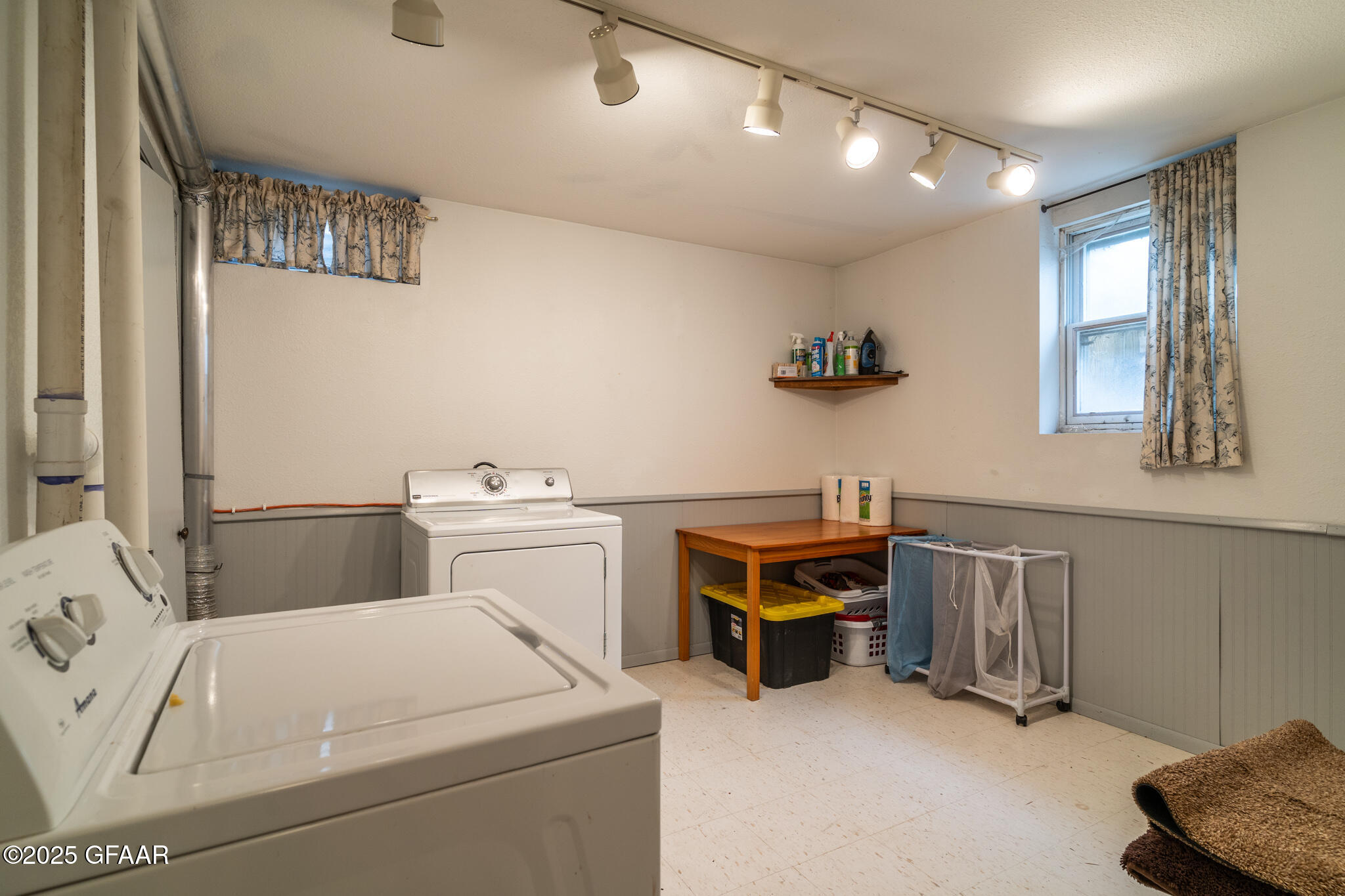 Grand Forks, North Dakota 58201, United States, 4 Bedrooms Bedrooms, ,2 BathroomsBathrooms,Residential,Active,133421