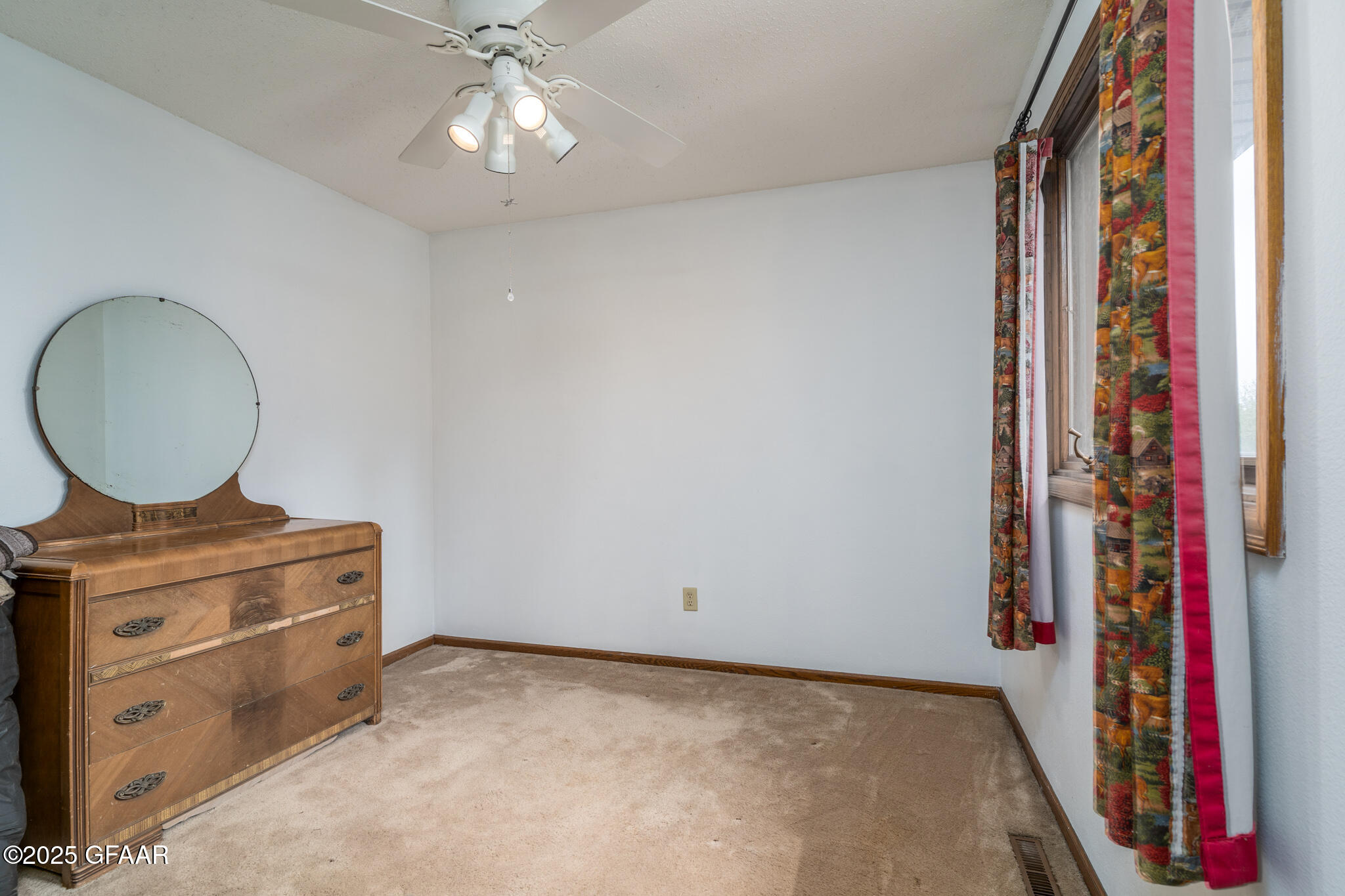 Grand Forks, North Dakota 58201, United States, 4 Bedrooms Bedrooms, ,2 BathroomsBathrooms,Residential,Active,133421