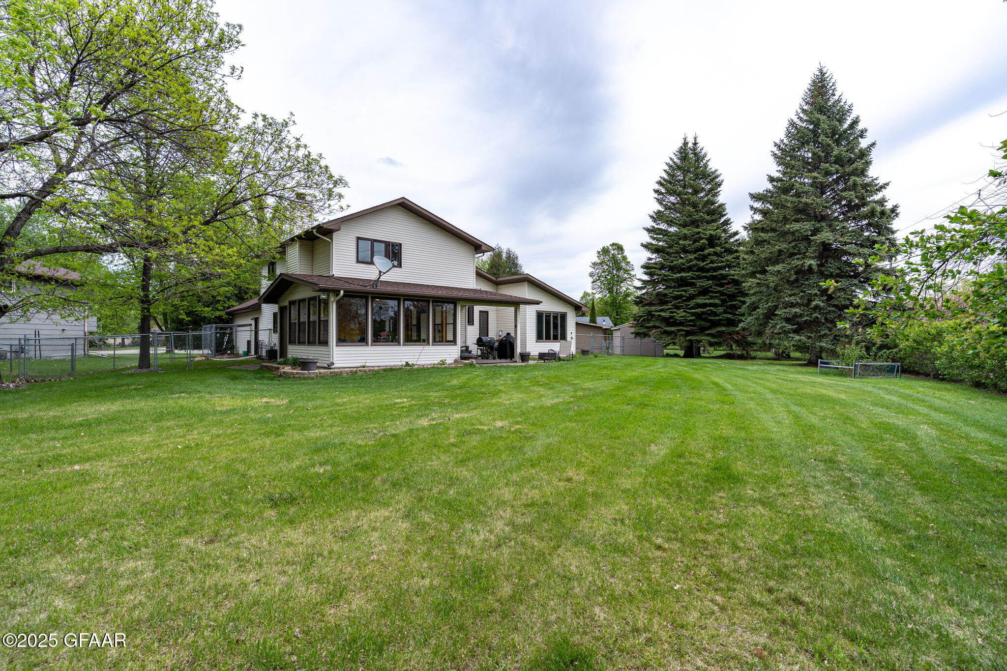 Grand Forks, North Dakota 58201, United States, 4 Bedrooms Bedrooms, ,2 BathroomsBathrooms,Residential,Active,133421