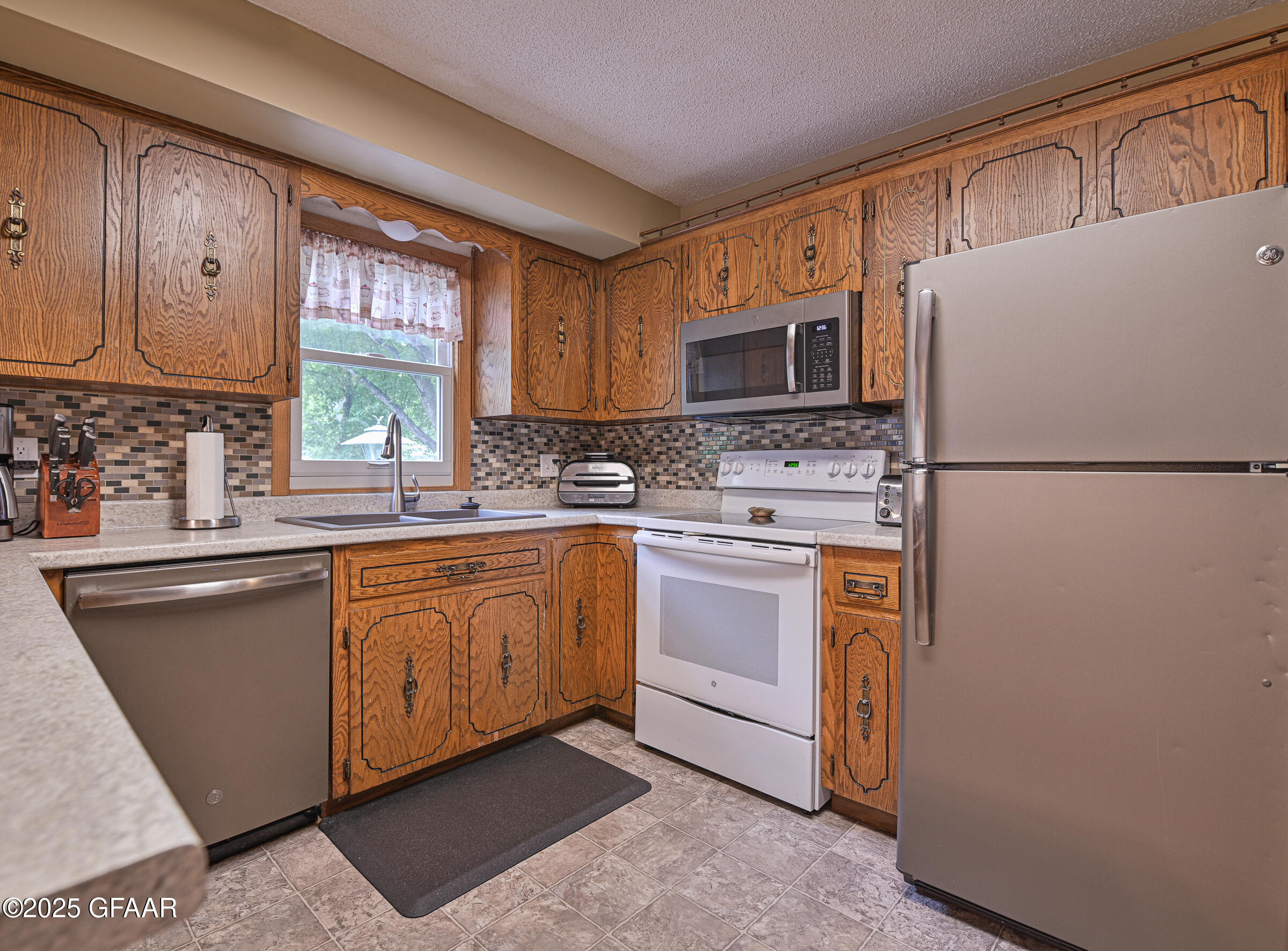 Grand Forks, North Dakota 58201, United States, 4 Bedrooms Bedrooms, ,2 BathroomsBathrooms,Residential,Pending,166311