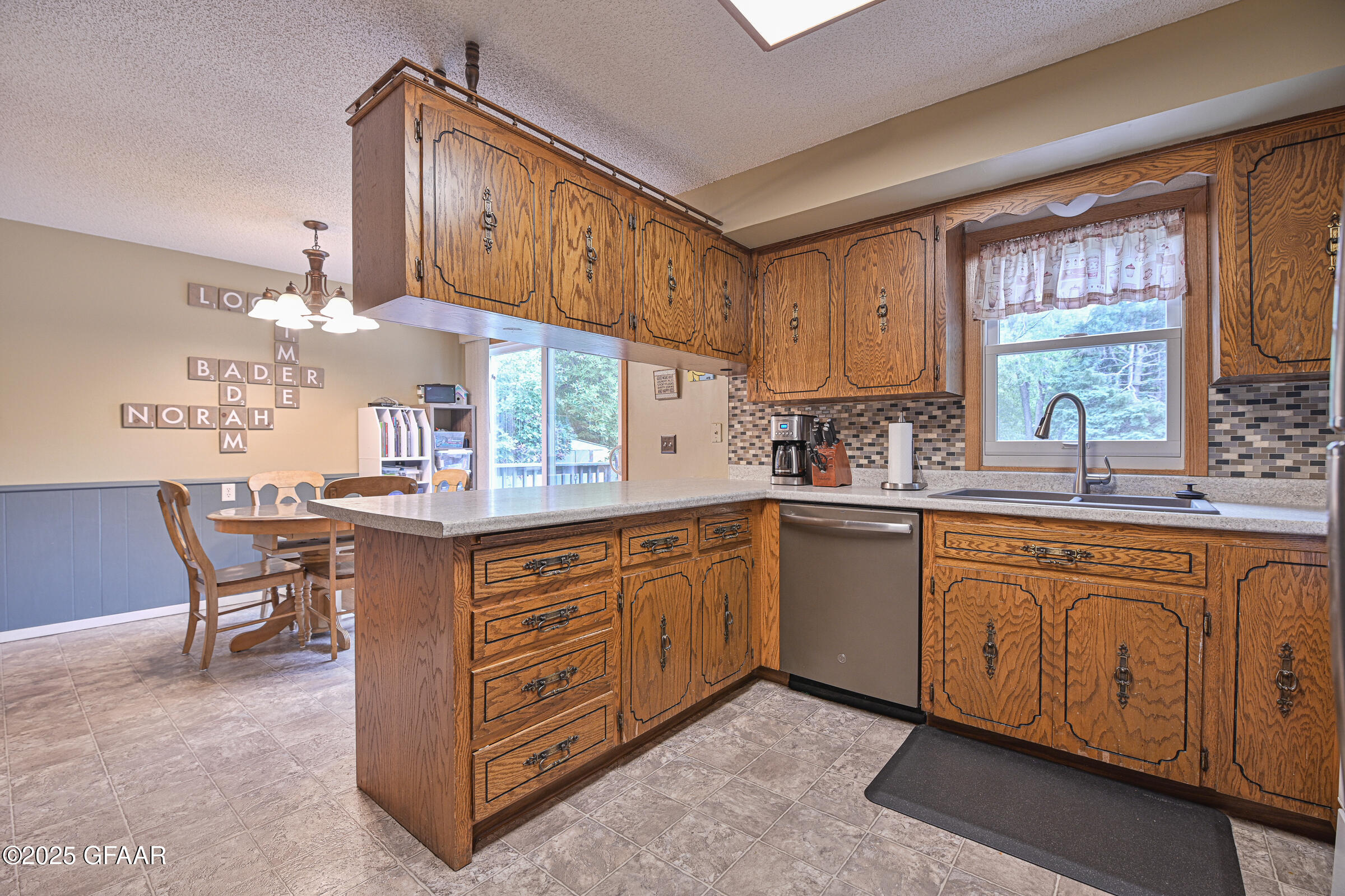 Grand Forks, North Dakota 58201, United States, 4 Bedrooms Bedrooms, ,2 BathroomsBathrooms,Residential,Pending,166311