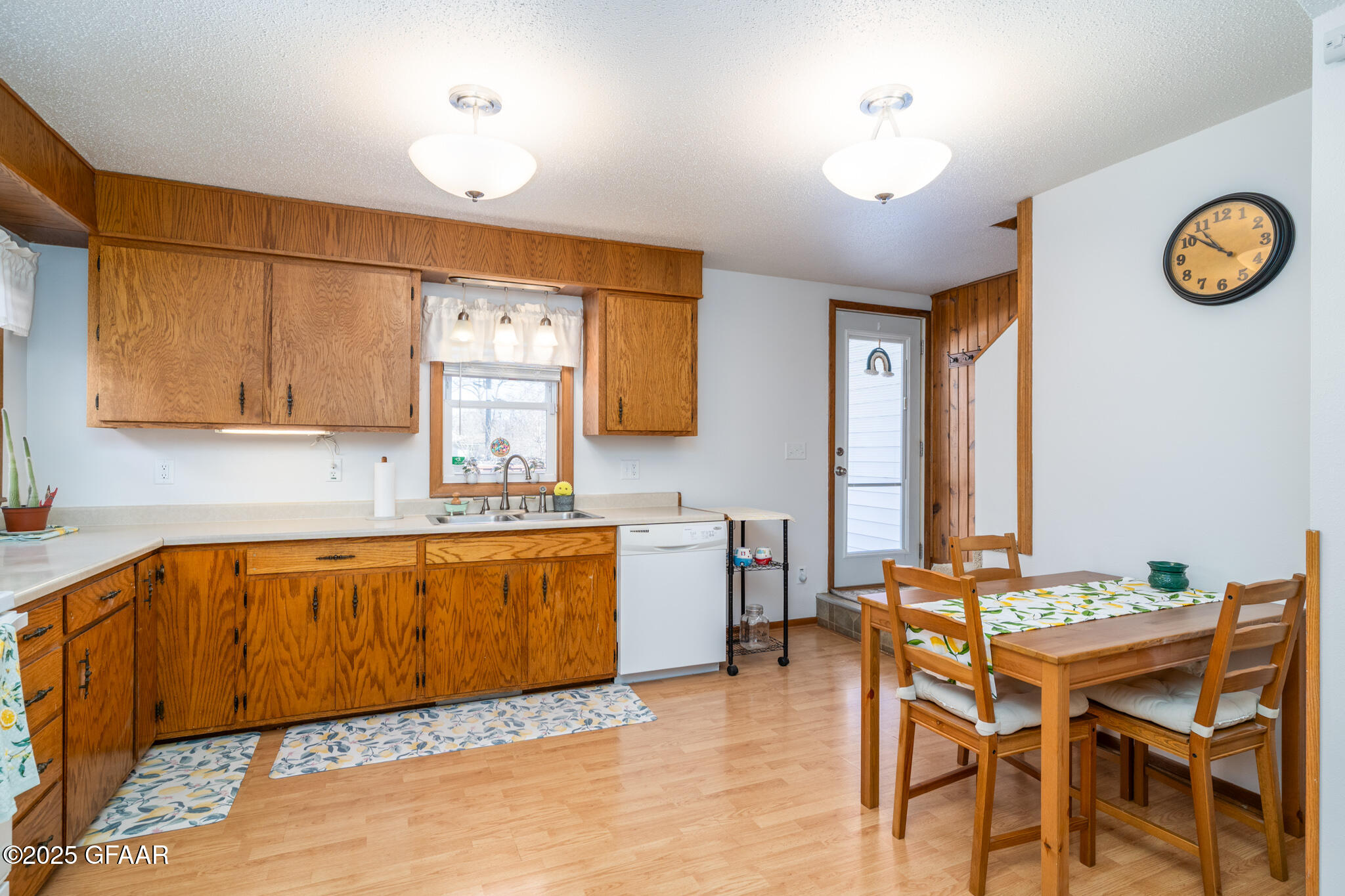 Grand Forks, North Dakota 58203, United States, 3 Bedrooms Bedrooms, ,2 BathroomsBathrooms,Residential,Pending,92684