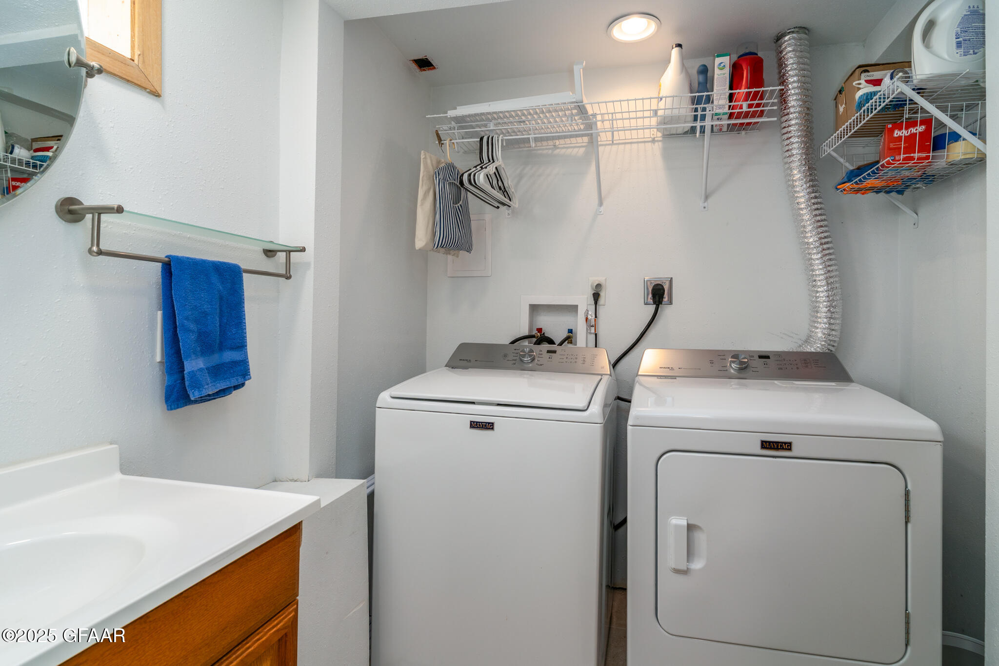 Grand Forks, North Dakota 58203, United States, 3 Bedrooms Bedrooms, ,2 BathroomsBathrooms,Residential,Pending,92684