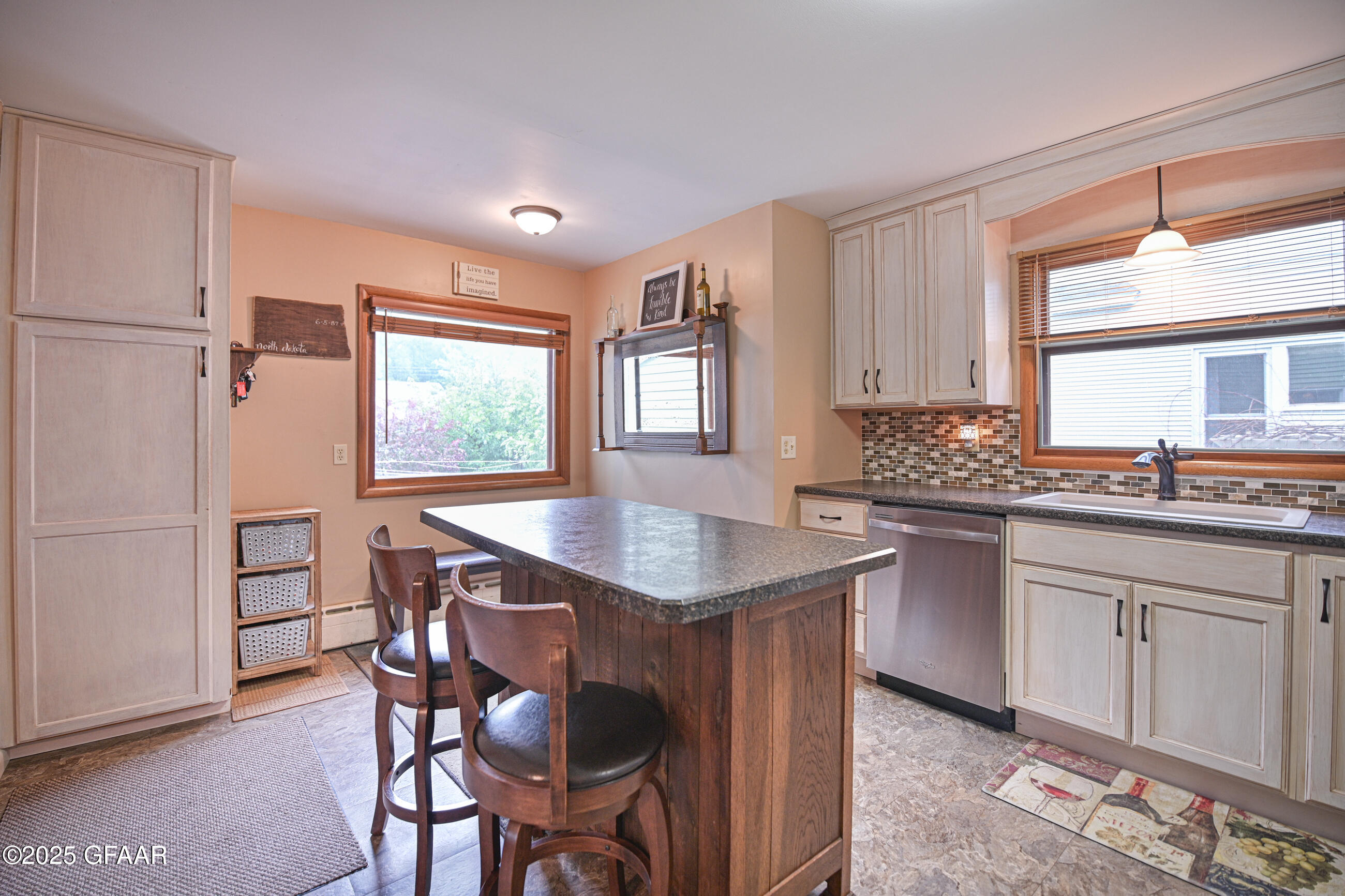 Grand Forks, North Dakota 58201, United States, 3 Bedrooms Bedrooms, ,2 BathroomsBathrooms,Residential,Pending,166318