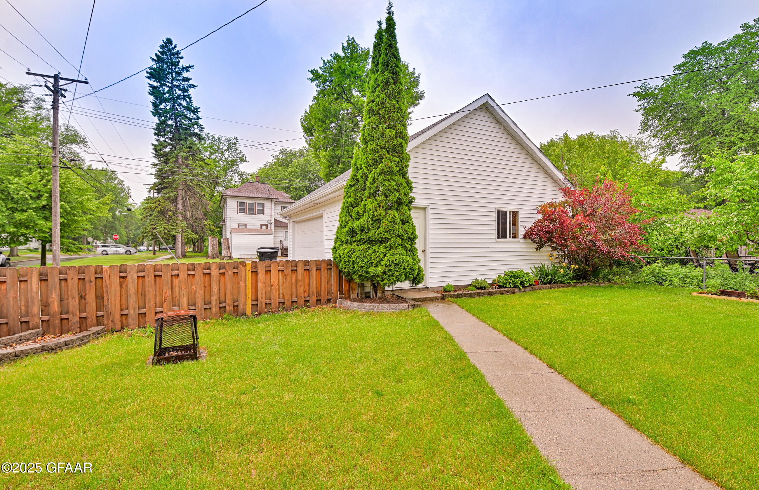 Grand Forks, North Dakota 58201, United States, 3 Bedrooms Bedrooms, ,2 BathroomsBathrooms,Residential,Pending,166318