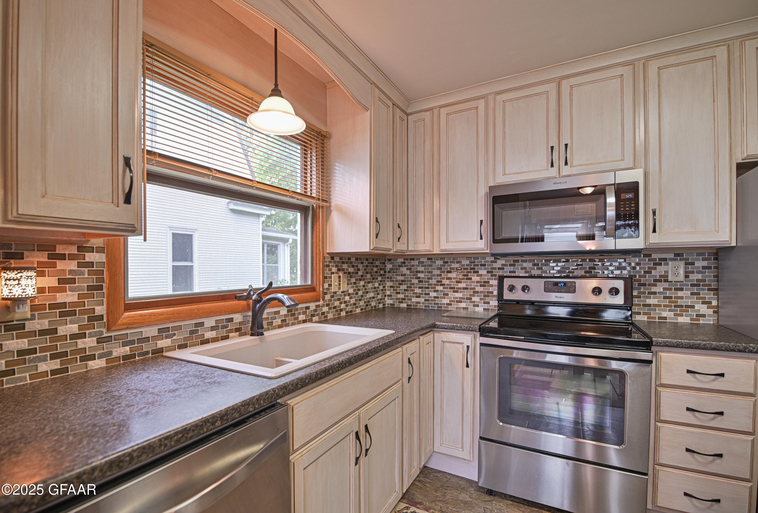 Grand Forks, North Dakota 58201, United States, 3 Bedrooms Bedrooms, ,2 BathroomsBathrooms,Residential,Pending,166318