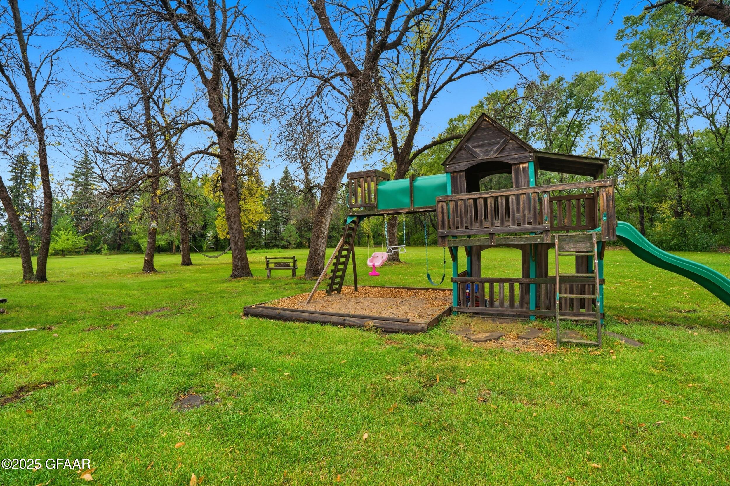 Grand Forks, North Dakota 58201, United States, 4 Bedrooms Bedrooms, ,3 BathroomsBathrooms,Residential,Active,229784