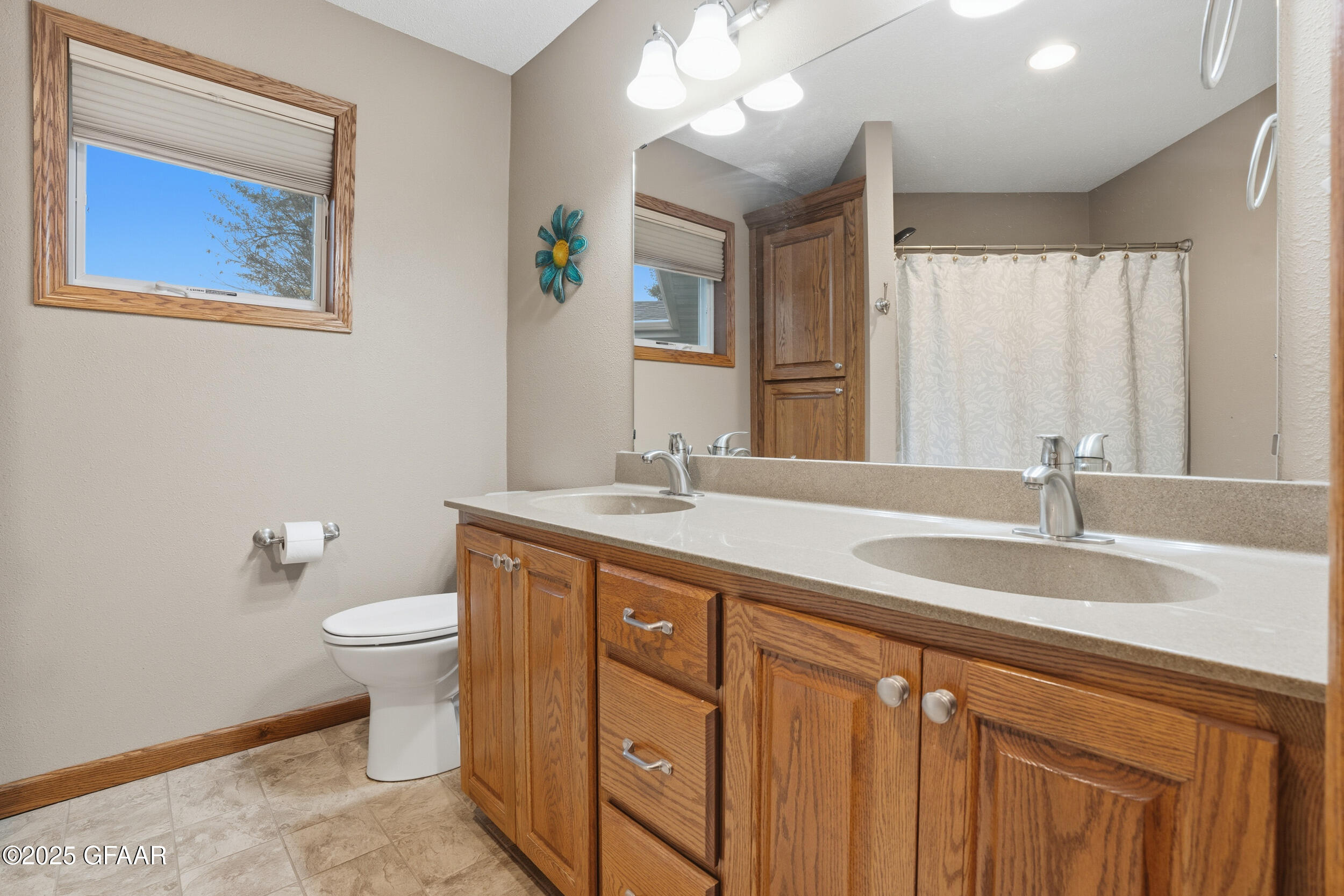 Grand Forks, North Dakota 58201, United States, 4 Bedrooms Bedrooms, ,3 BathroomsBathrooms,Residential,Active,229784