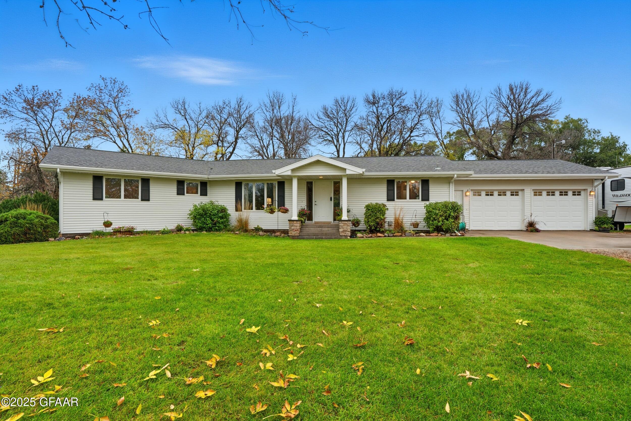 Grand Forks, North Dakota 58201, United States, 4 Bedrooms Bedrooms, ,3 BathroomsBathrooms,Residential,Active,229784