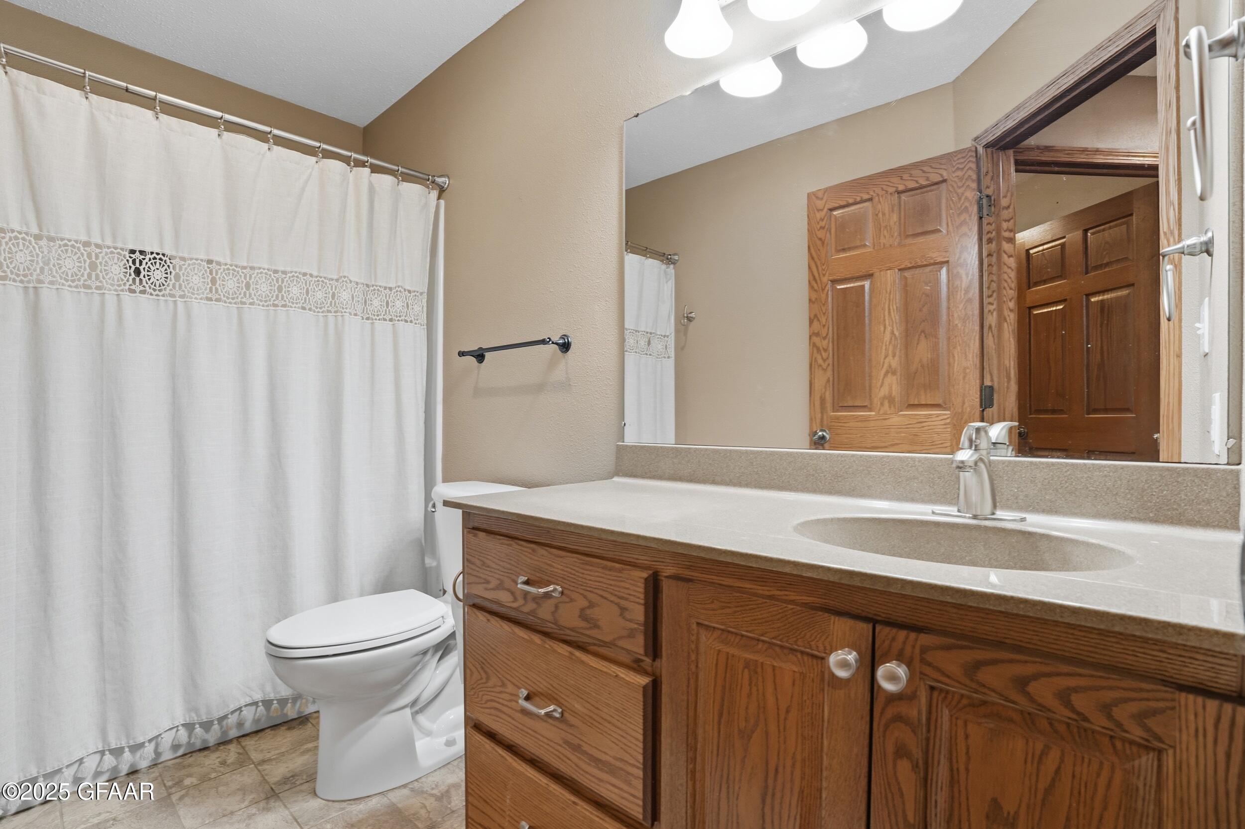 Grand Forks, North Dakota 58201, United States, 4 Bedrooms Bedrooms, ,3 BathroomsBathrooms,Residential,Active,229784