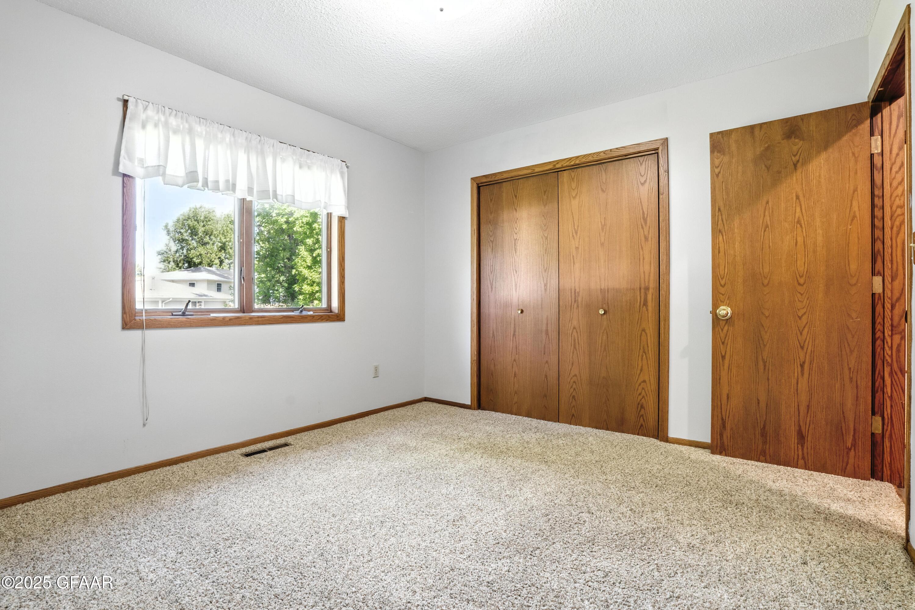 Grand Forks, North Dakota 58201, United States, 2 Bedrooms Bedrooms, ,2 BathroomsBathrooms,Residential,Active,211435