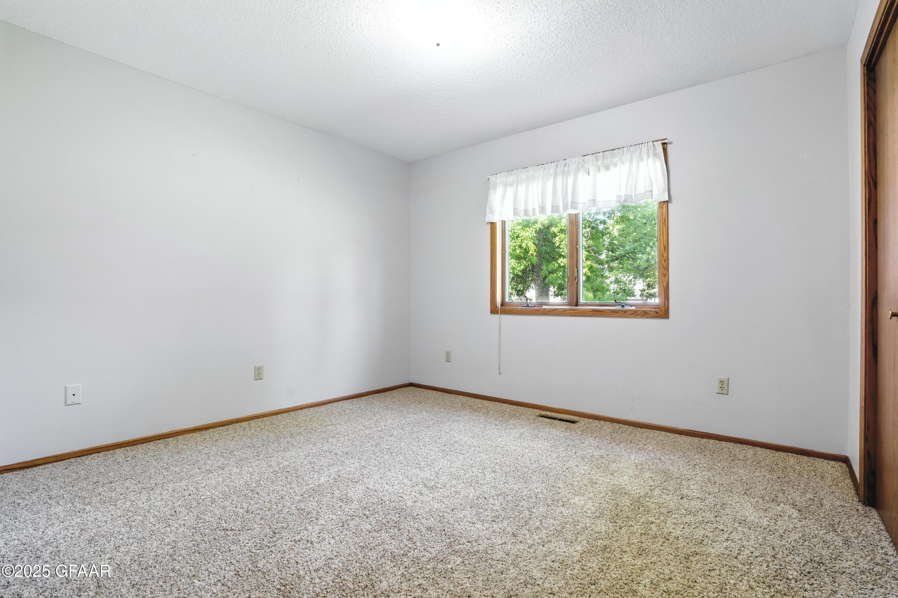 Grand Forks, North Dakota 58201, United States, 2 Bedrooms Bedrooms, ,2 BathroomsBathrooms,Residential,Active,211435