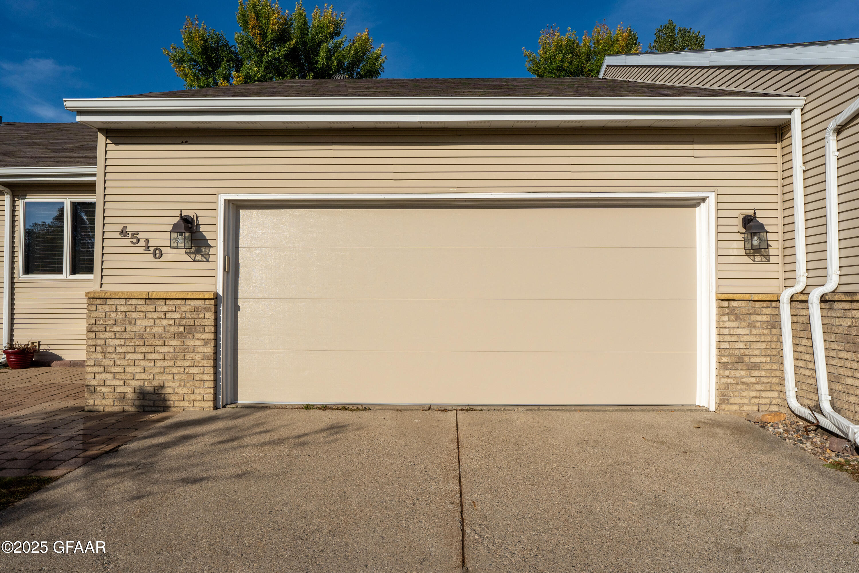 Grand Forks, North Dakota 58201, United States, 2 Bedrooms Bedrooms, ,2 BathroomsBathrooms,Residential,Active,211435