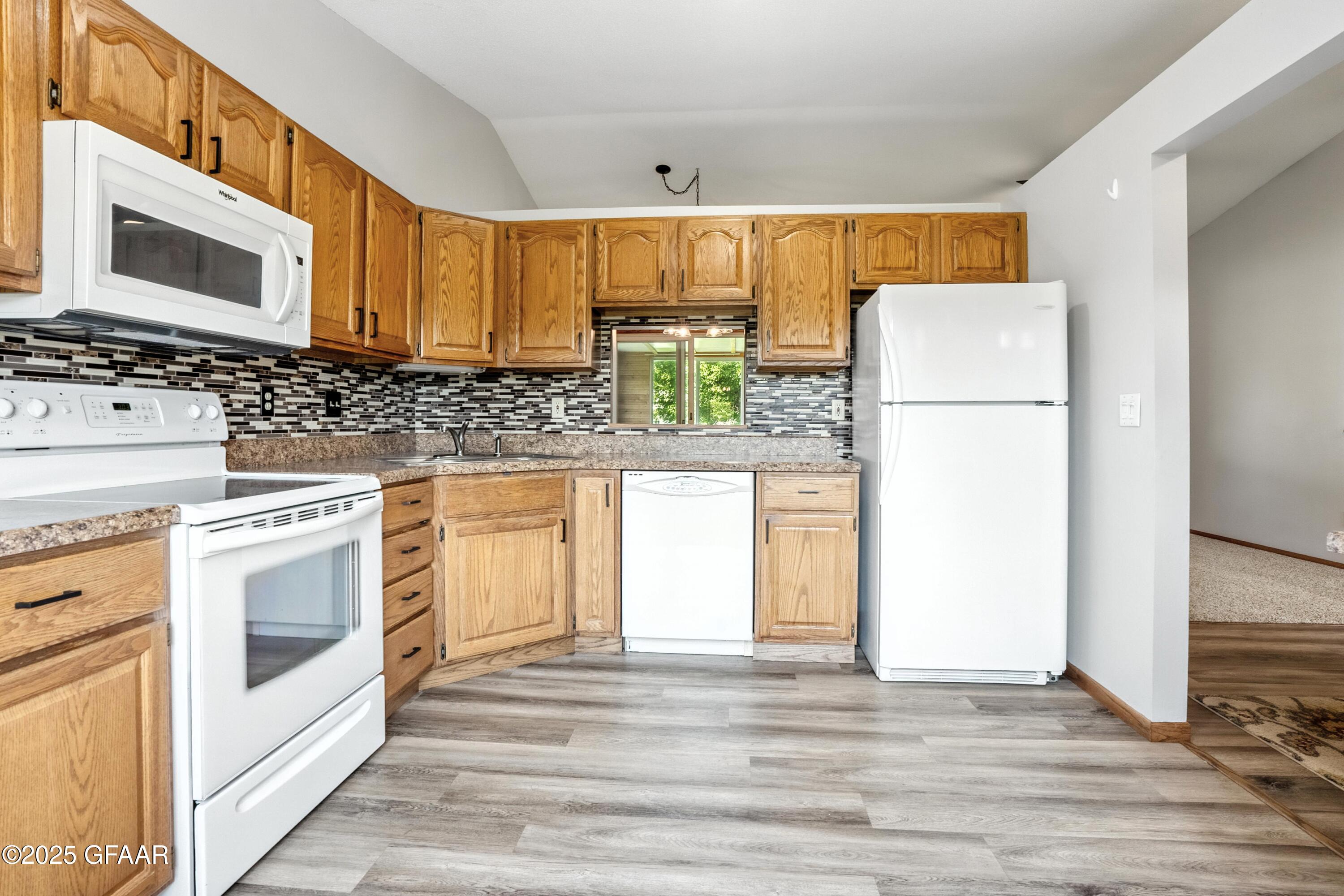 Grand Forks, North Dakota 58201, United States, 2 Bedrooms Bedrooms, ,2 BathroomsBathrooms,Residential,Active,211435