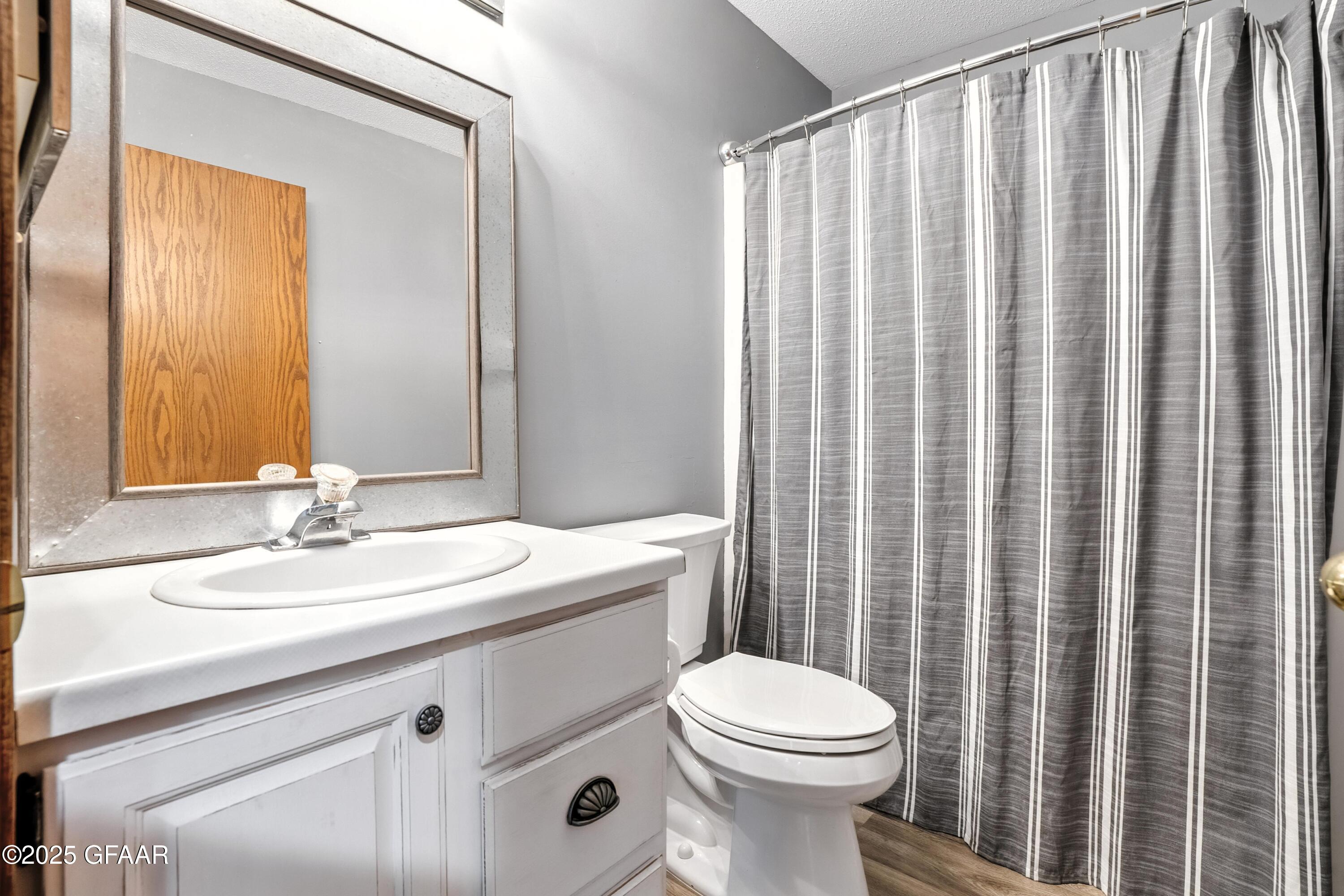 Grand Forks, North Dakota 58201, United States, 2 Bedrooms Bedrooms, ,2 BathroomsBathrooms,Residential,Active,211435