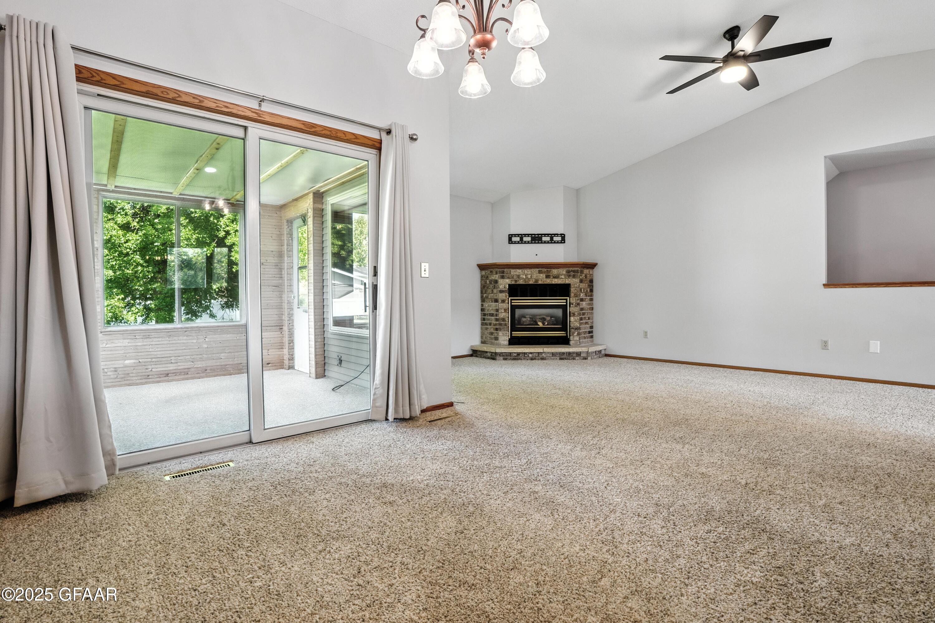 Grand Forks, North Dakota 58201, United States, 2 Bedrooms Bedrooms, ,2 BathroomsBathrooms,Residential,Active,211435