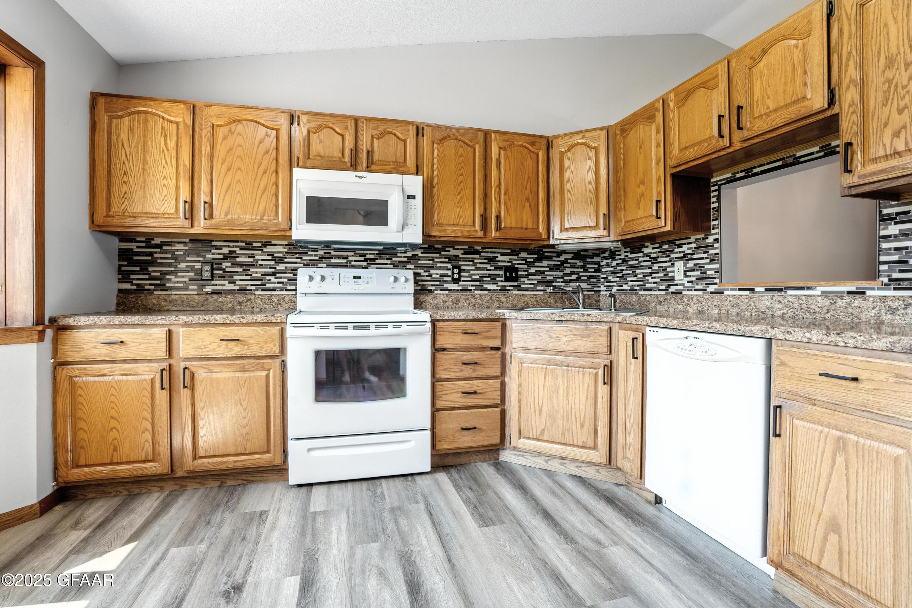 Grand Forks, North Dakota 58201, United States, 2 Bedrooms Bedrooms, ,2 BathroomsBathrooms,Residential,Active,211435