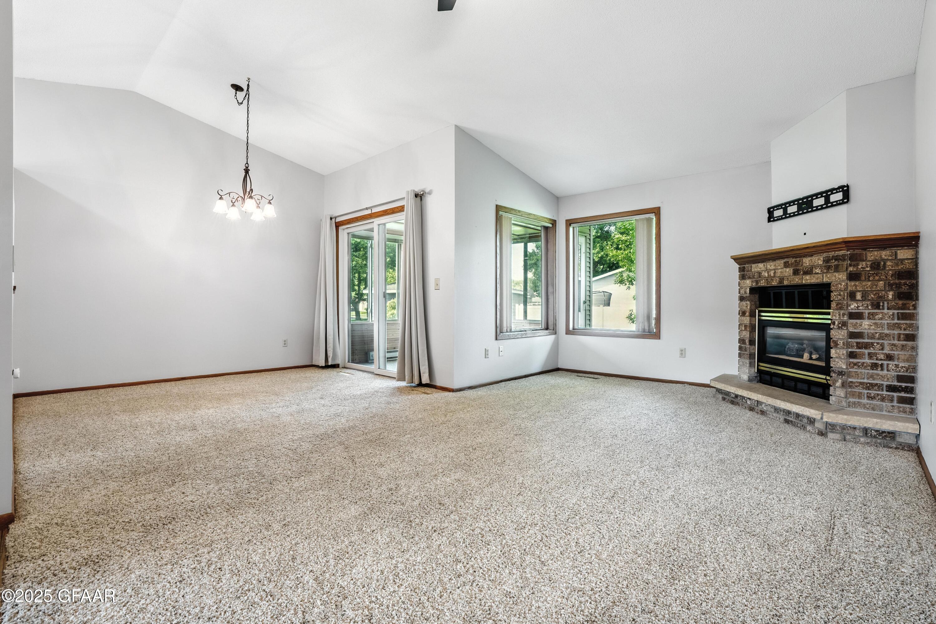 Grand Forks, North Dakota 58201, United States, 2 Bedrooms Bedrooms, ,2 BathroomsBathrooms,Residential,Active,211435