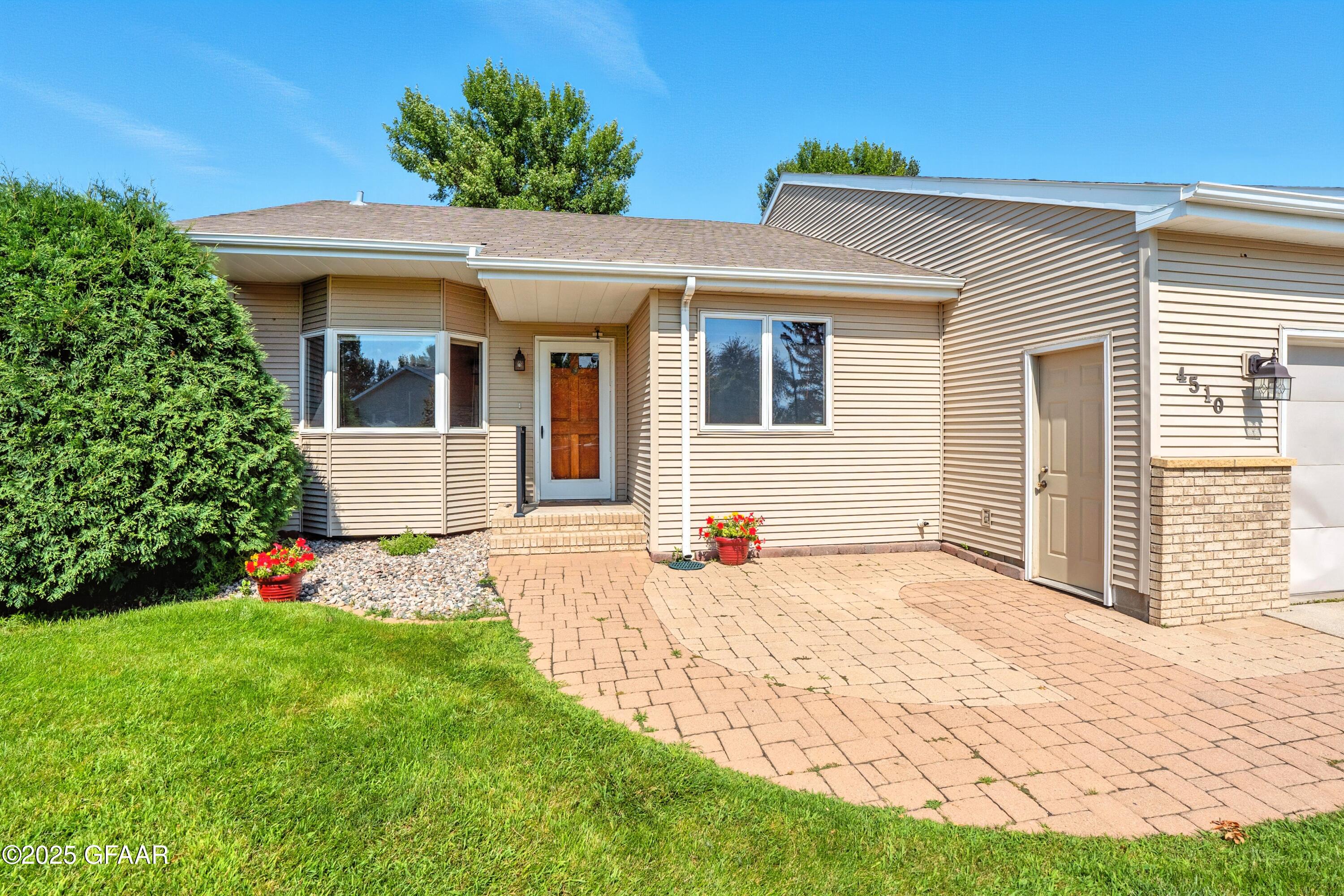 Grand Forks, North Dakota 58201, United States, 2 Bedrooms Bedrooms, ,2 BathroomsBathrooms,Residential,Active,211435