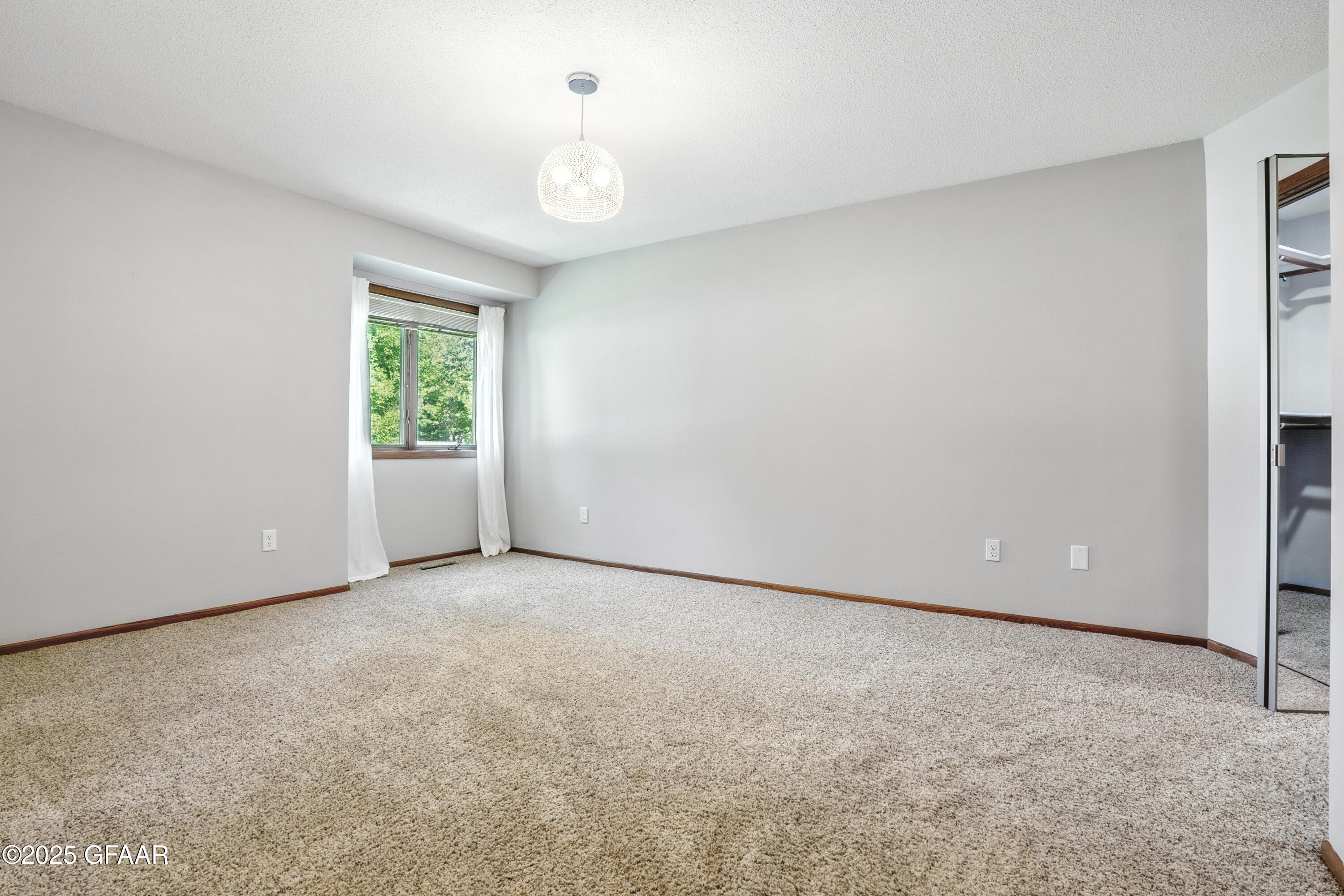 Grand Forks, North Dakota 58201, United States, 2 Bedrooms Bedrooms, ,2 BathroomsBathrooms,Residential,Active,211435