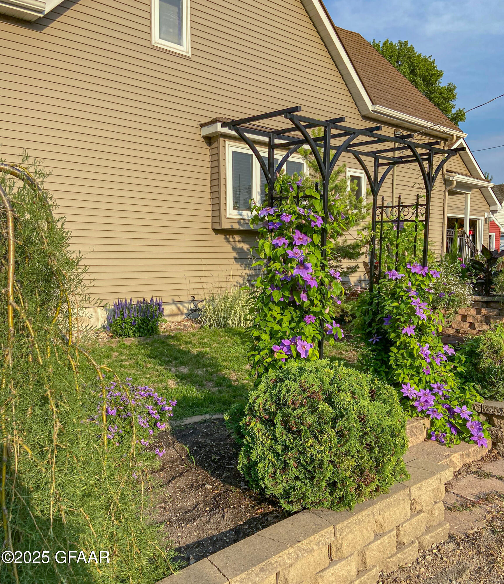 Grand Forks, North Dakota 58203, United States, 4 Bedrooms Bedrooms, ,2 BathroomsBathrooms,Residential,Pending,166337