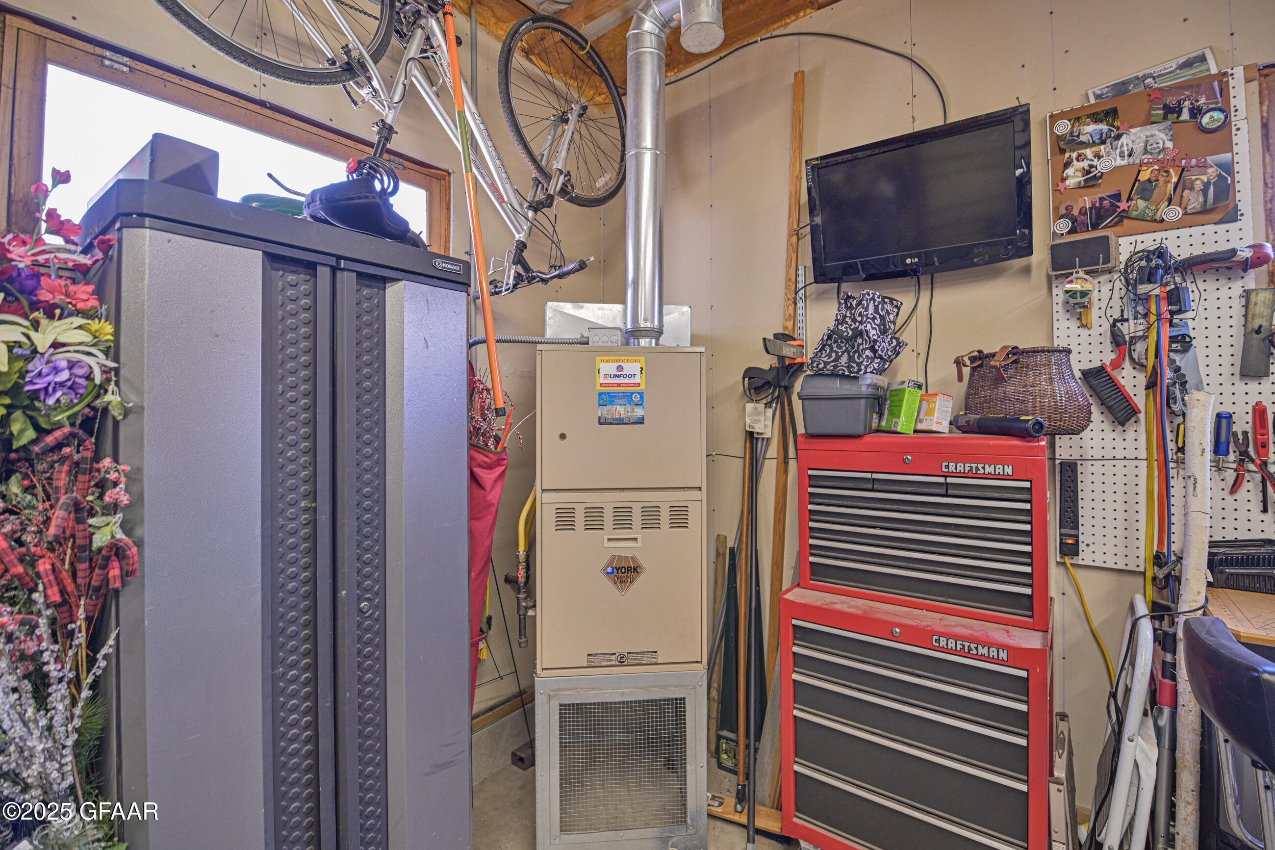 Grand Forks, North Dakota 58203, United States, 4 Bedrooms Bedrooms, ,2 BathroomsBathrooms,Residential,Pending,166337