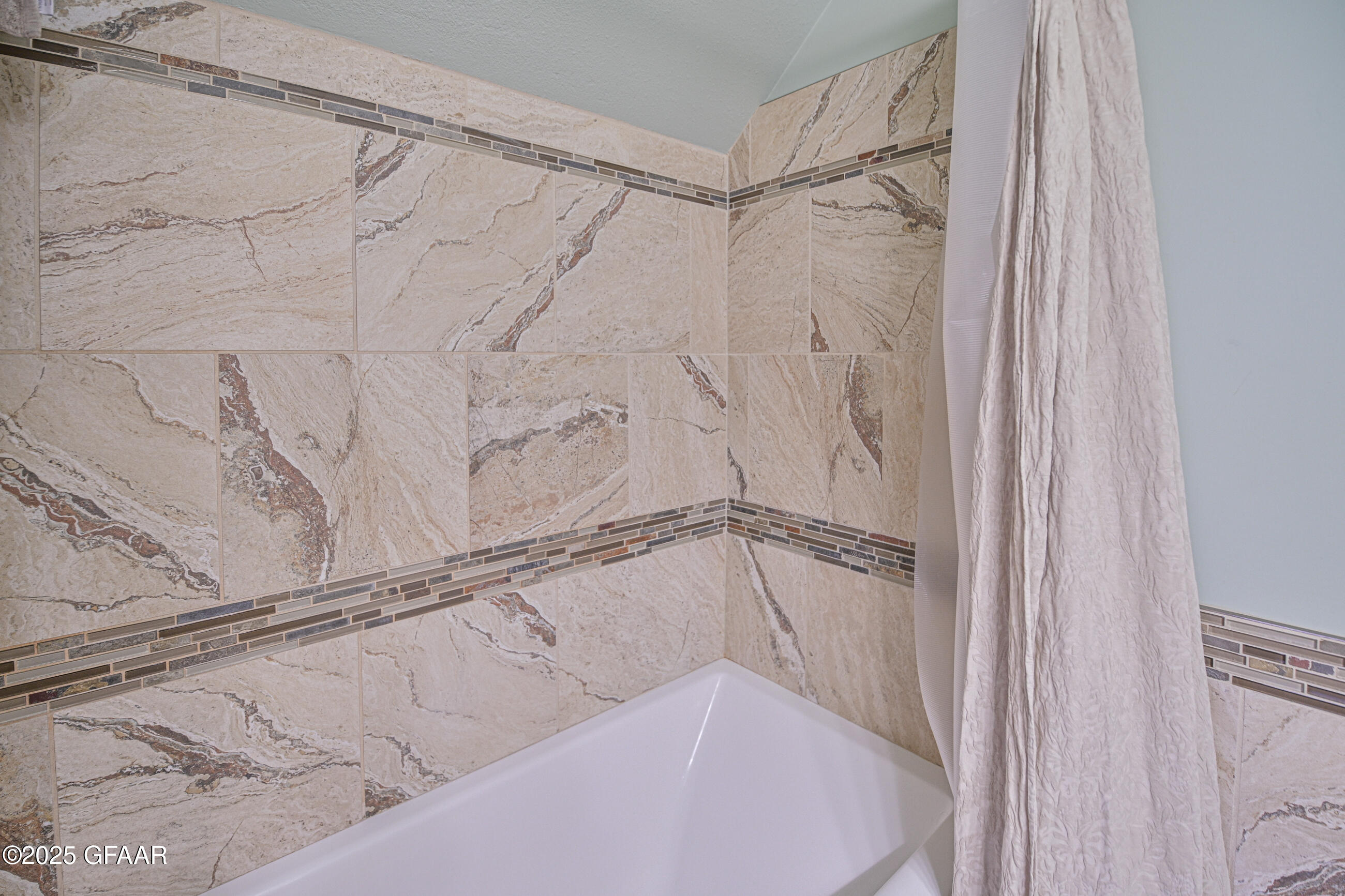 Grand Forks, North Dakota 58203, United States, 4 Bedrooms Bedrooms, ,2 BathroomsBathrooms,Residential,Pending,166337