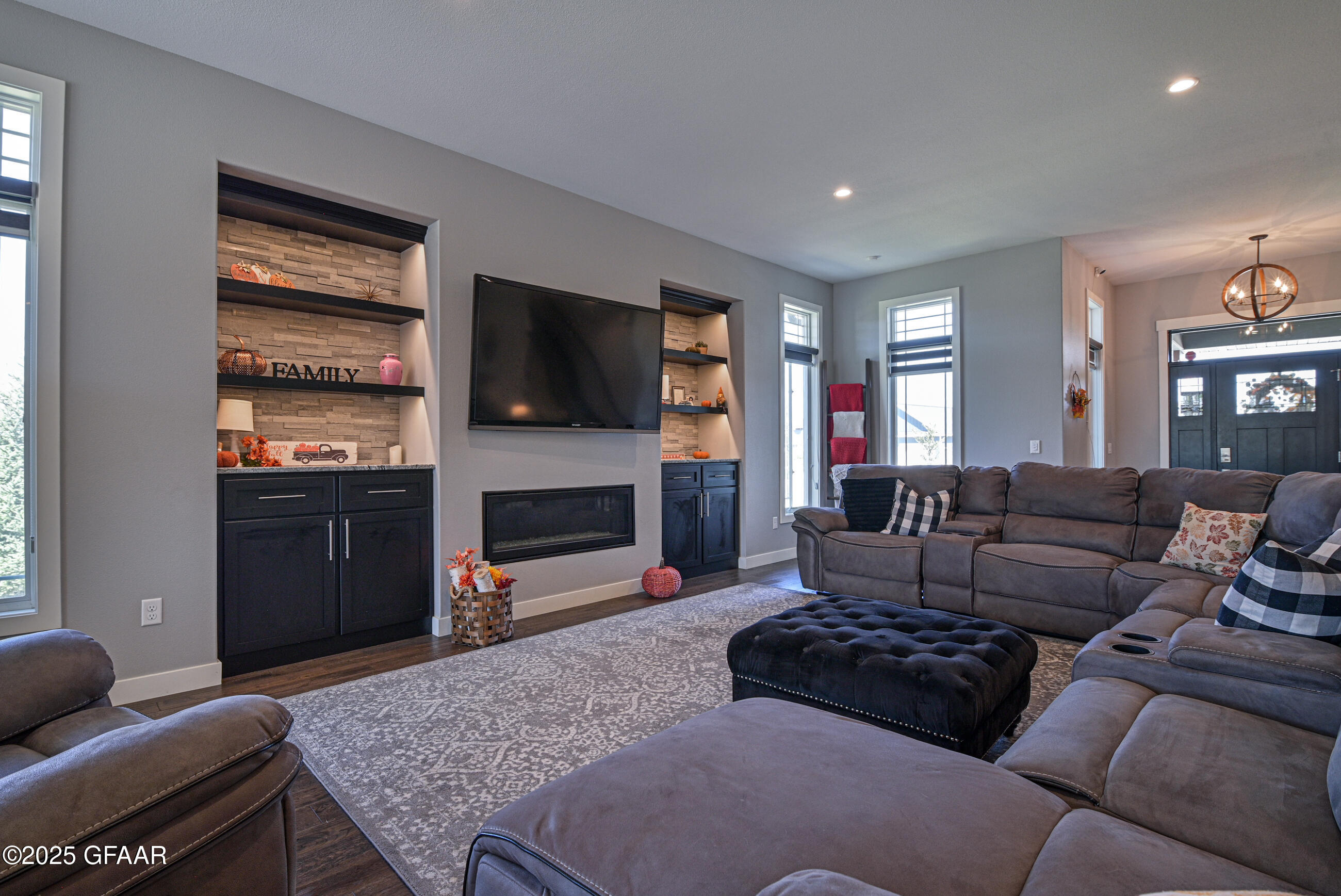 Grand Forks, North Dakota 58201, United States, 6 Bedrooms Bedrooms, ,4 BathroomsBathrooms,Residential,Contingent,206962