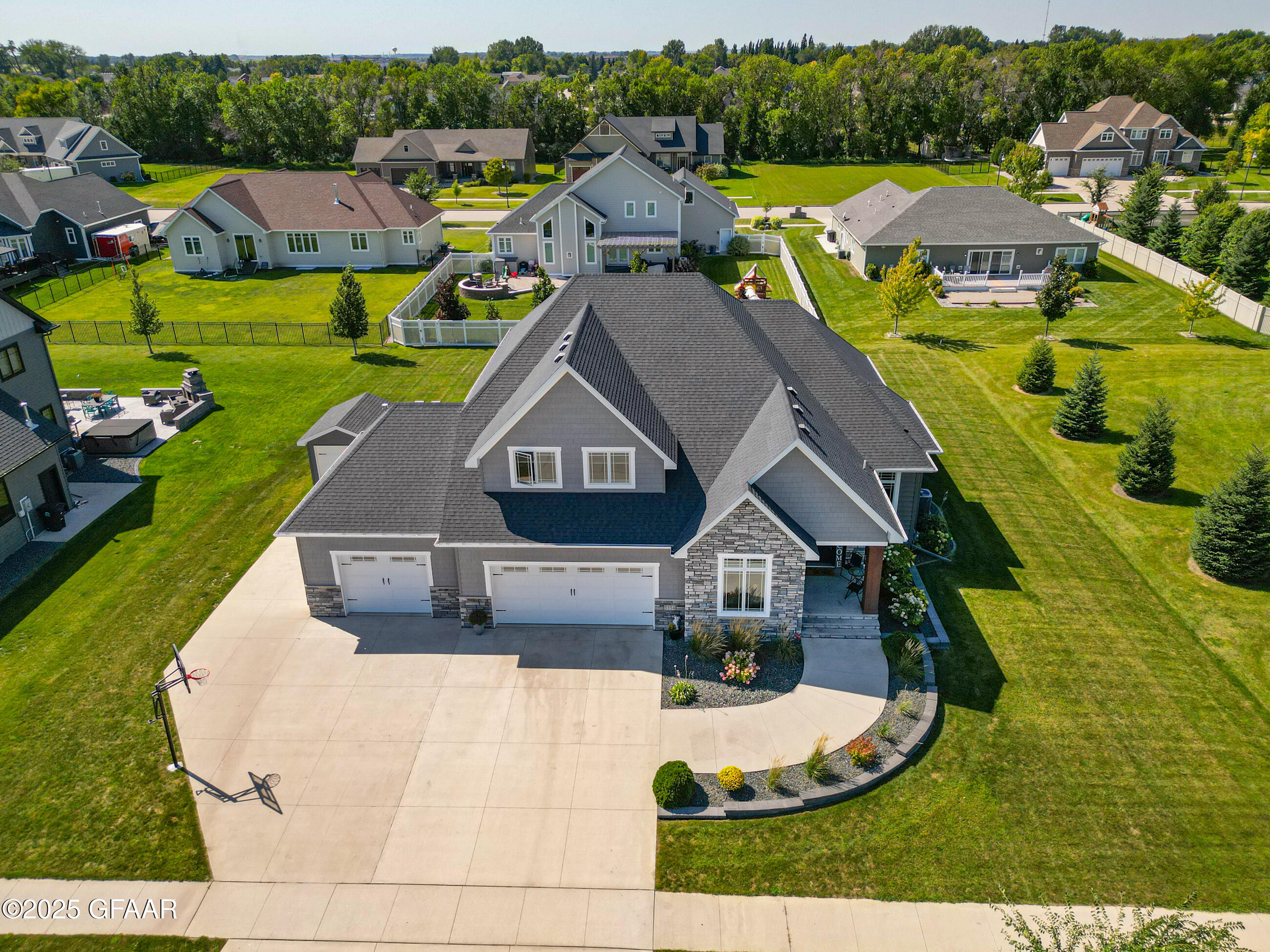 Grand Forks, North Dakota 58201, United States, 6 Bedrooms Bedrooms, ,4 BathroomsBathrooms,Residential,Contingent,206962