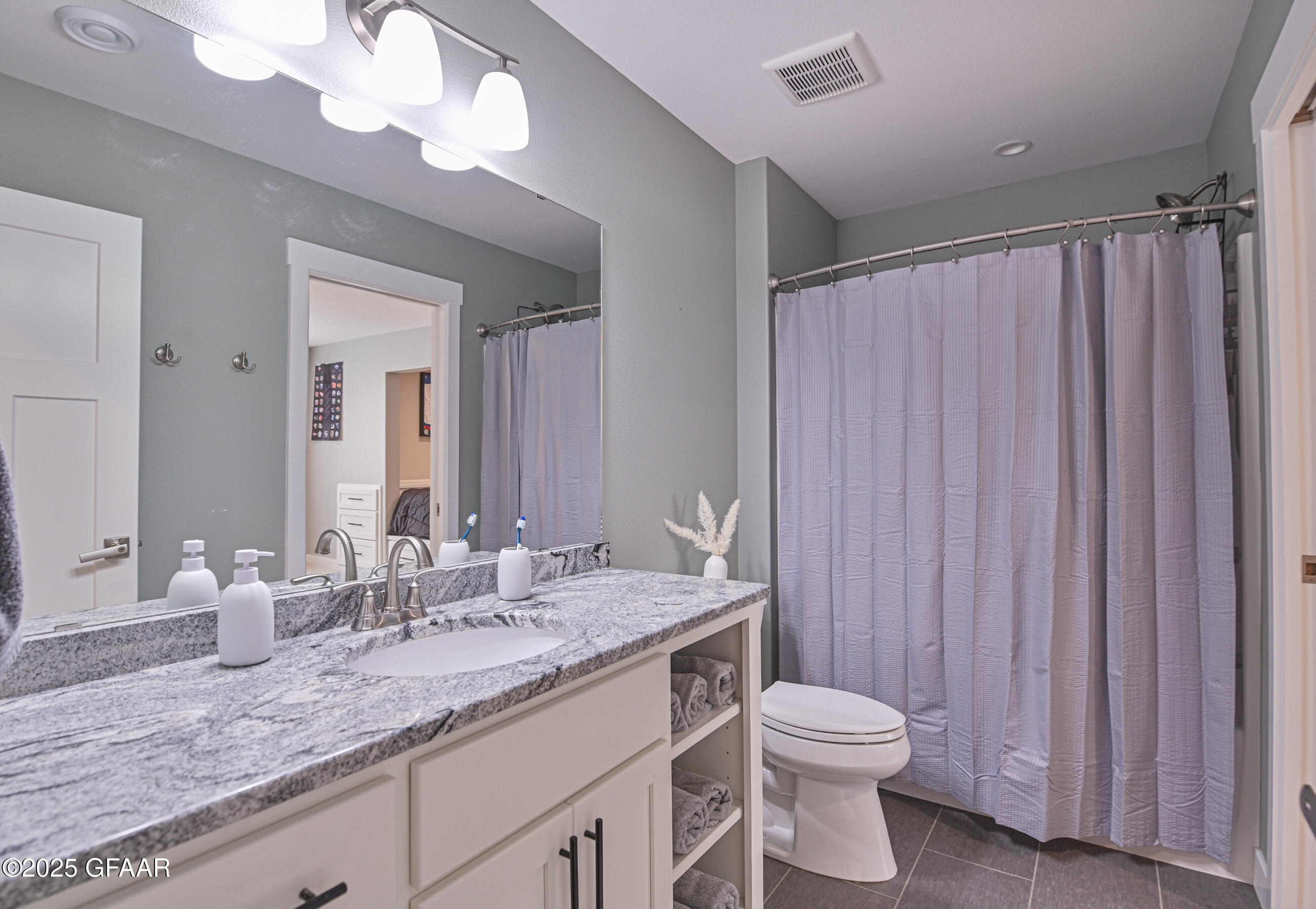 Grand Forks, North Dakota 58201, United States, 6 Bedrooms Bedrooms, ,4 BathroomsBathrooms,Residential,Contingent,206962