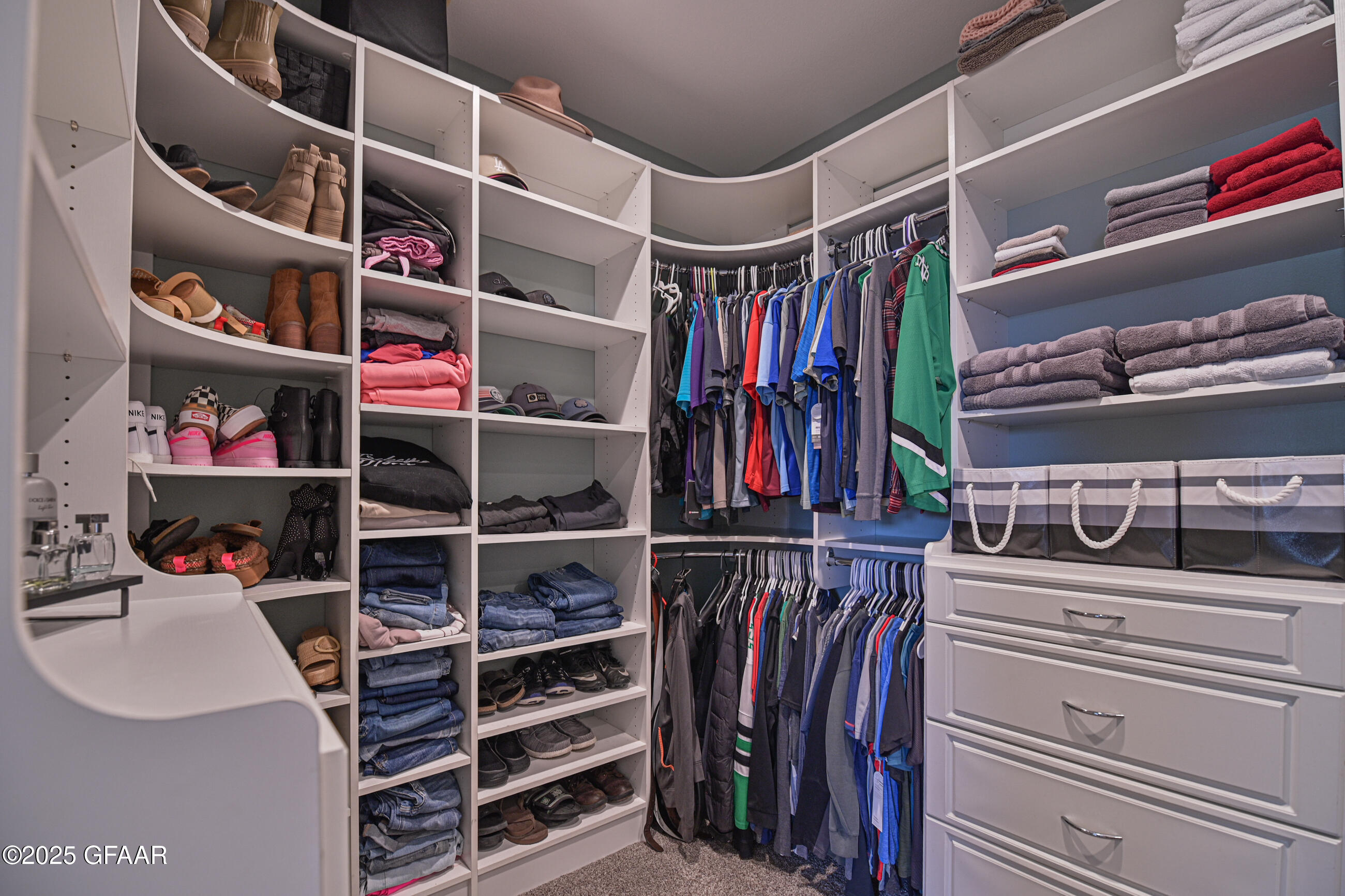 Grand Forks, North Dakota 58201, United States, 6 Bedrooms Bedrooms, ,4 BathroomsBathrooms,Residential,Contingent,206962