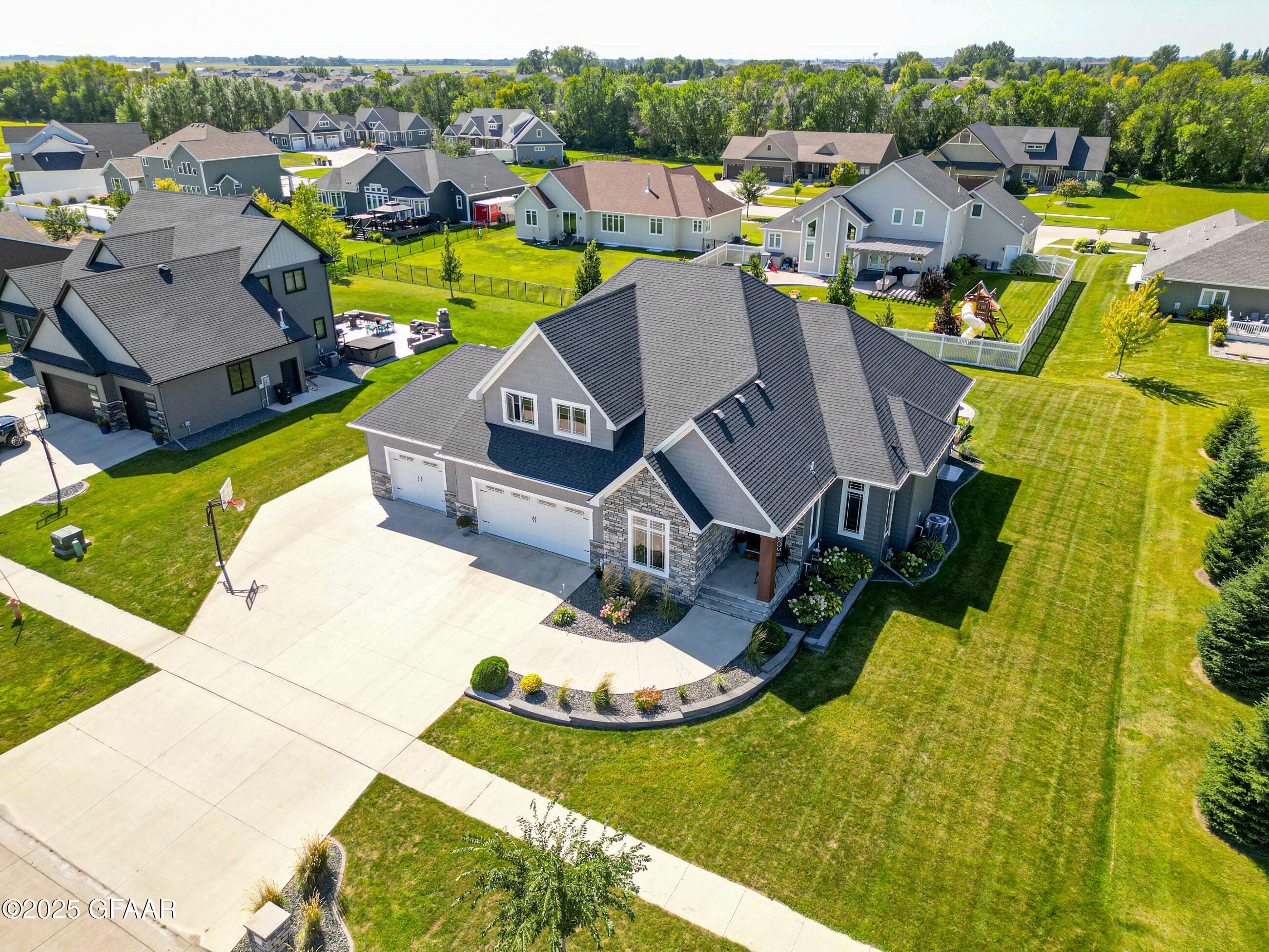 Grand Forks, North Dakota 58201, United States, 6 Bedrooms Bedrooms, ,4 BathroomsBathrooms,Residential,Contingent,206962