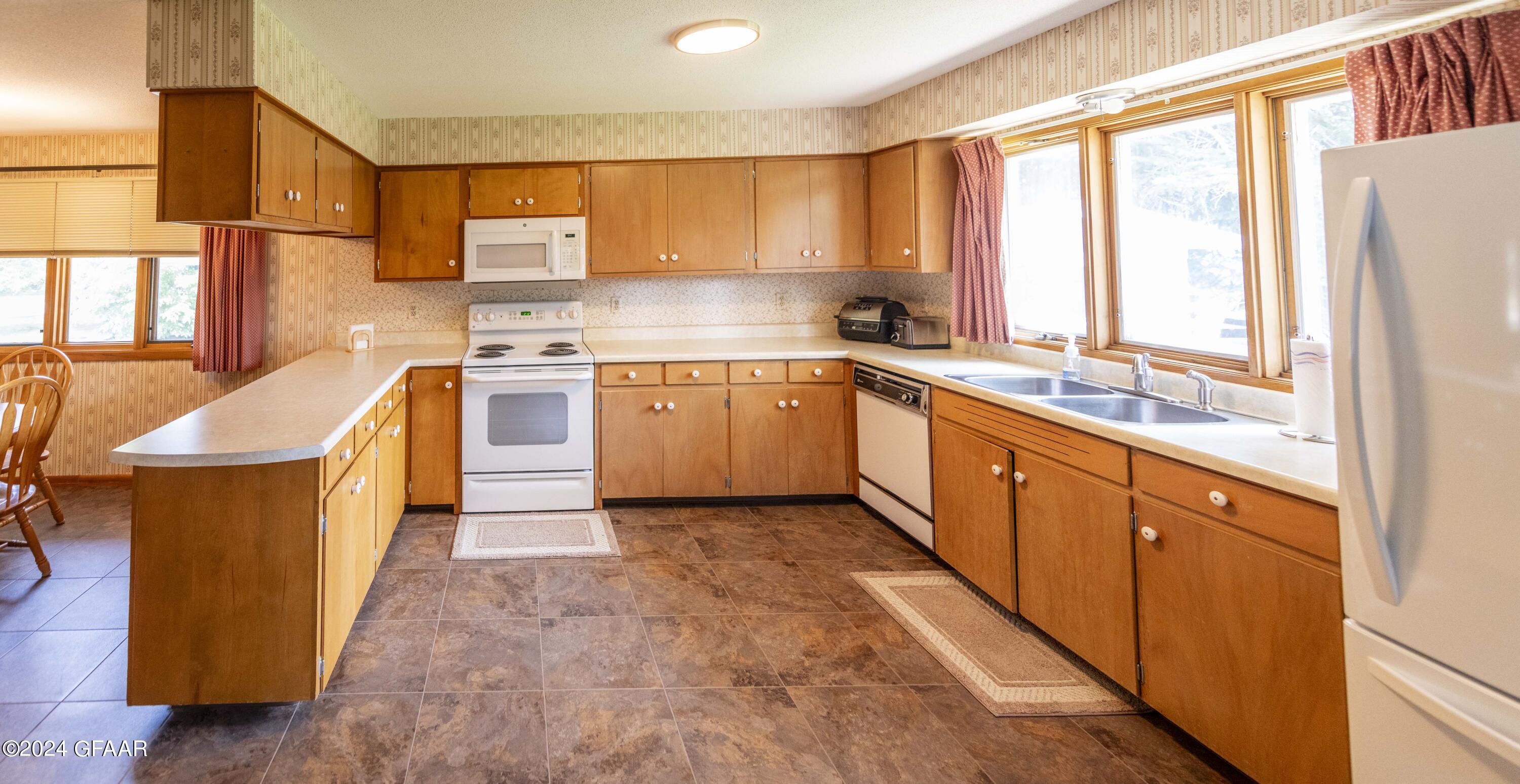 Grand Forks, North Dakota 58201, United States, 3 Bedrooms Bedrooms, ,2 BathroomsBathrooms,Residential,Contingent,46635