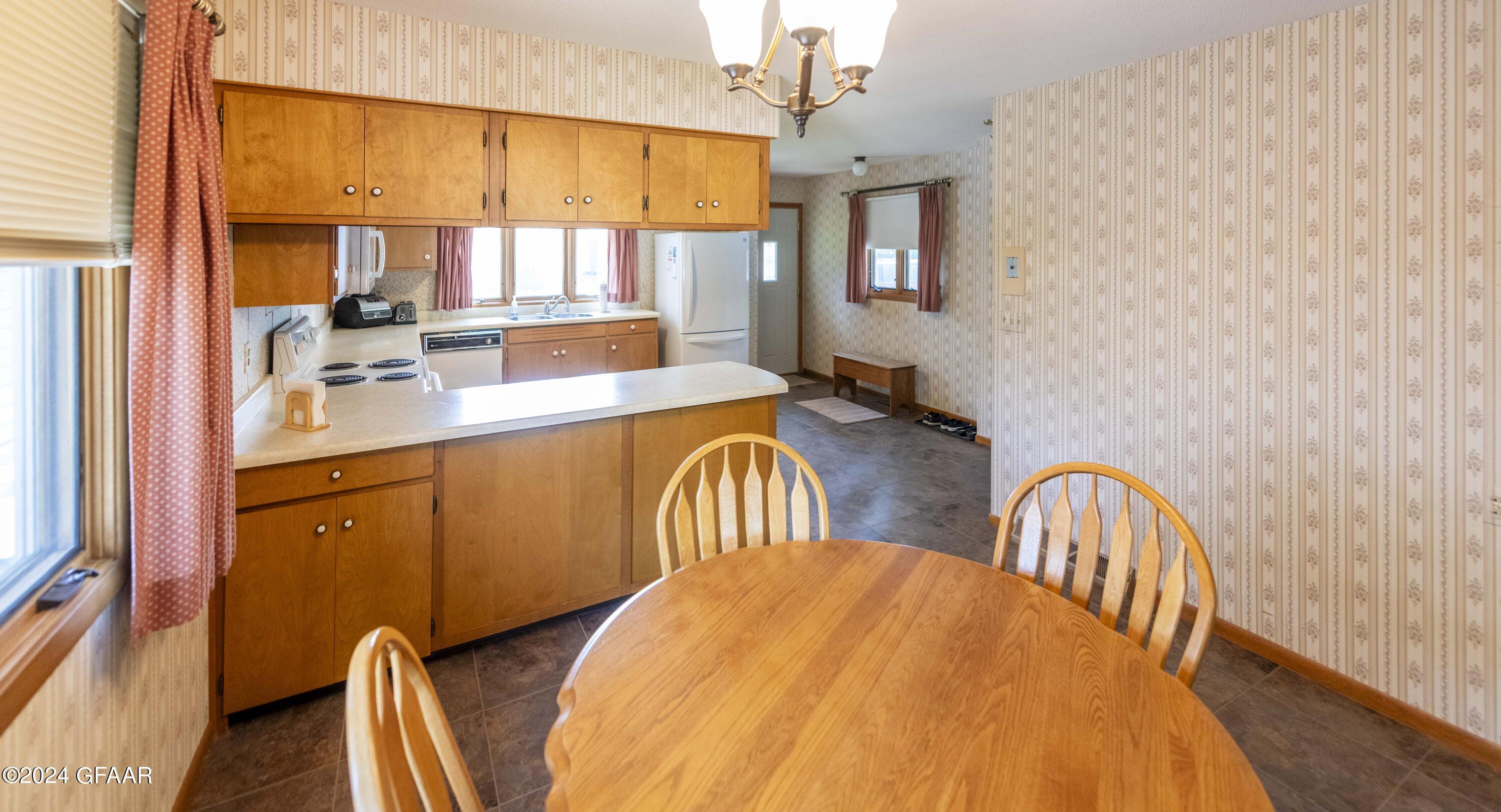 Grand Forks, North Dakota 58201, United States, 3 Bedrooms Bedrooms, ,2 BathroomsBathrooms,Residential,Contingent,46635