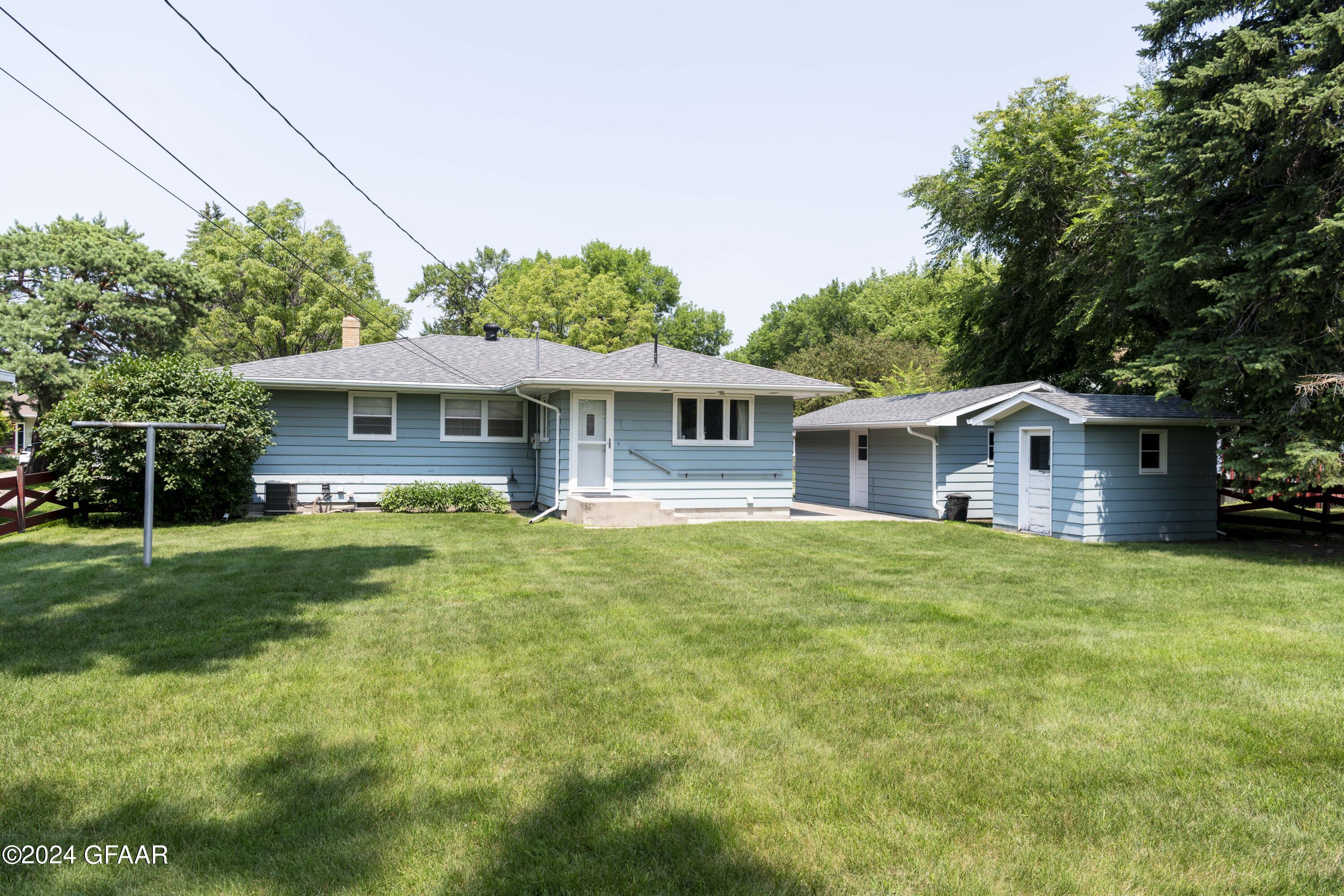 Grand Forks, North Dakota 58201, United States, 3 Bedrooms Bedrooms, ,2 BathroomsBathrooms,Residential,Contingent,46635