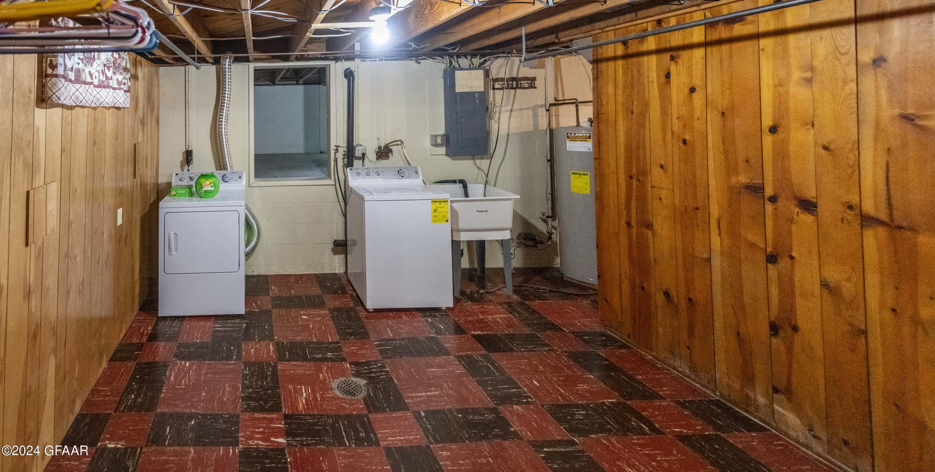 Grand Forks, North Dakota 58201, United States, 3 Bedrooms Bedrooms, ,2 BathroomsBathrooms,Residential,Contingent,46635