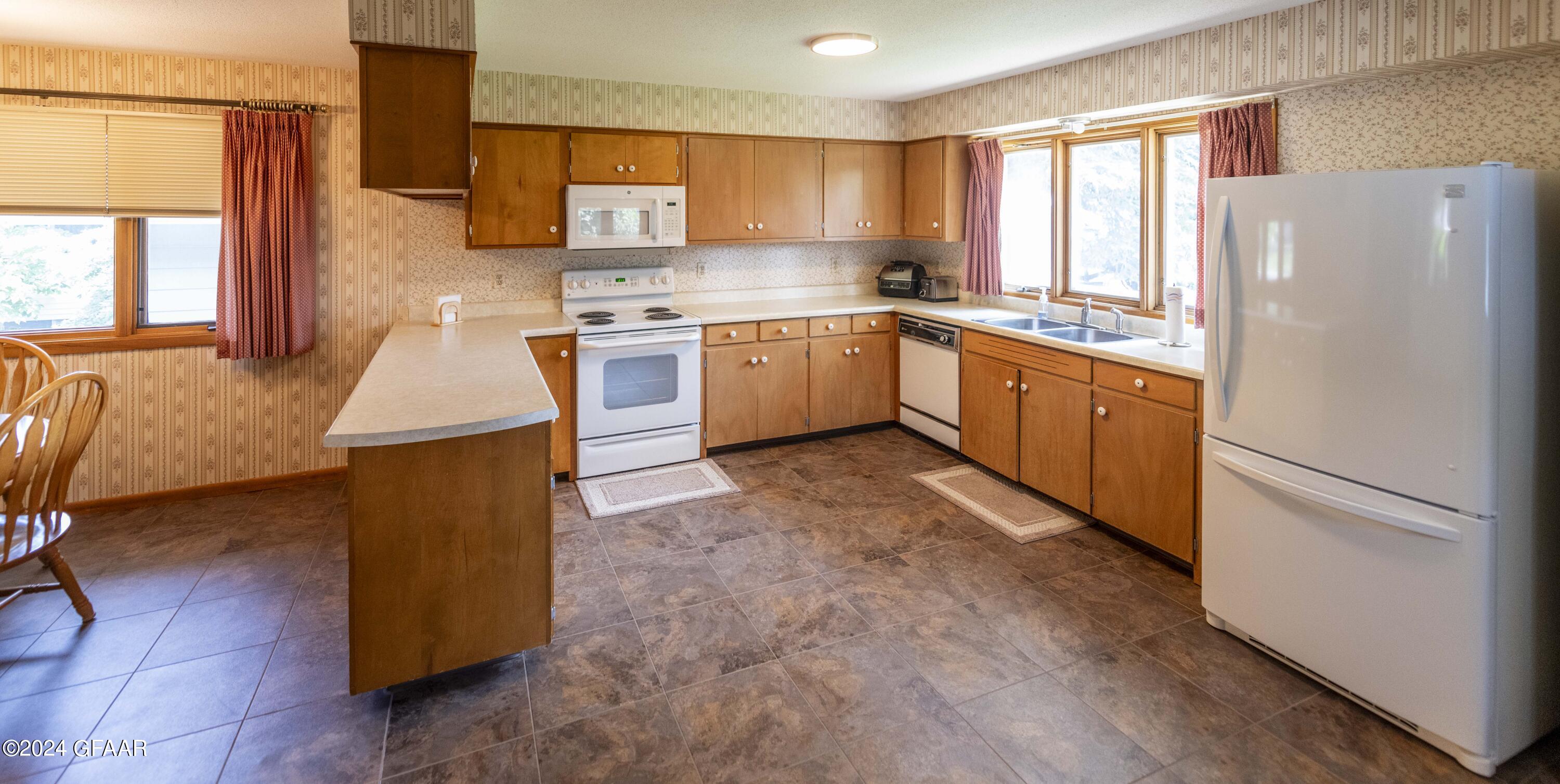 Grand Forks, North Dakota 58201, United States, 3 Bedrooms Bedrooms, ,2 BathroomsBathrooms,Residential,Contingent,46635