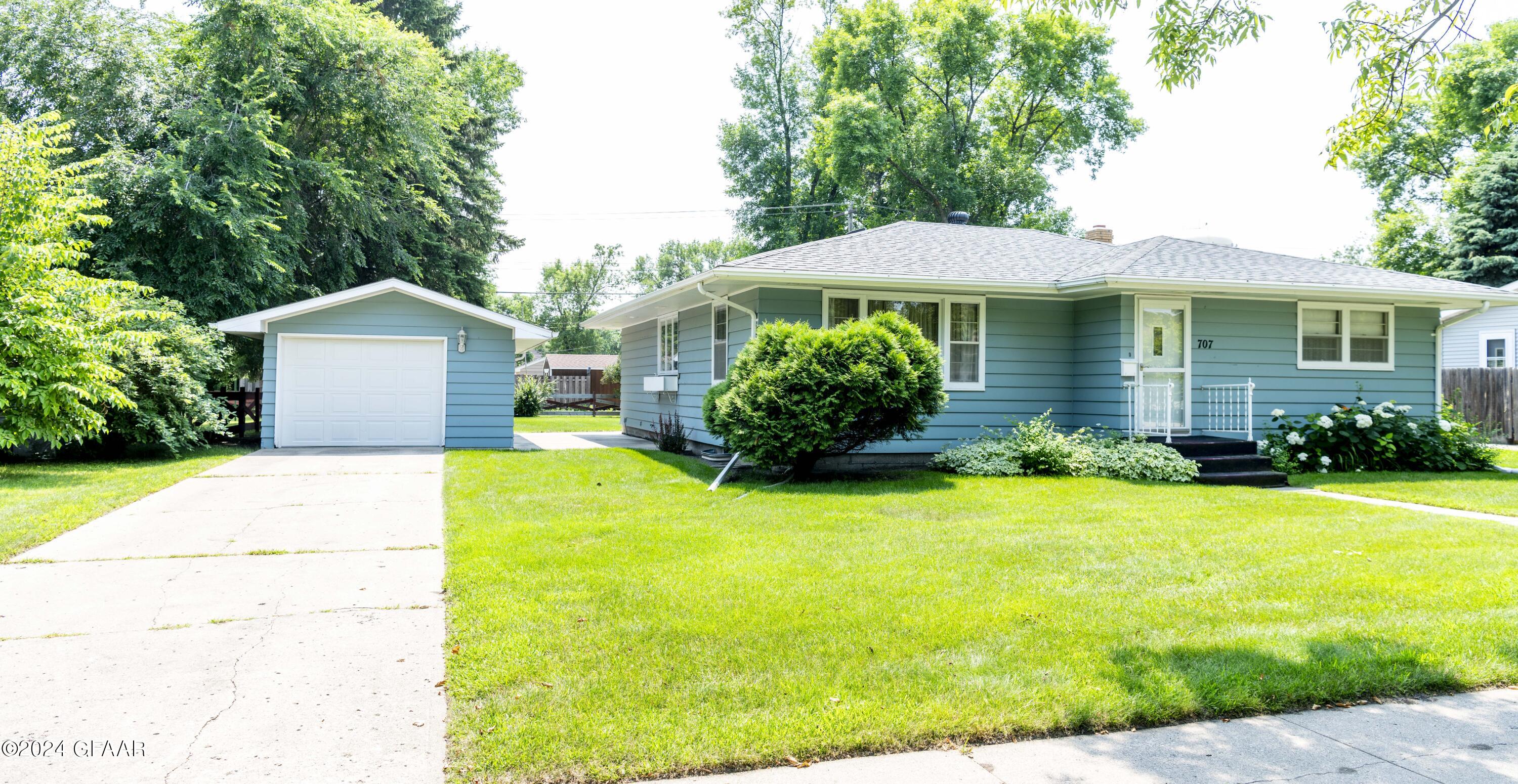 Grand Forks, North Dakota 58201, United States, 3 Bedrooms Bedrooms, ,2 BathroomsBathrooms,Residential,Contingent,46635