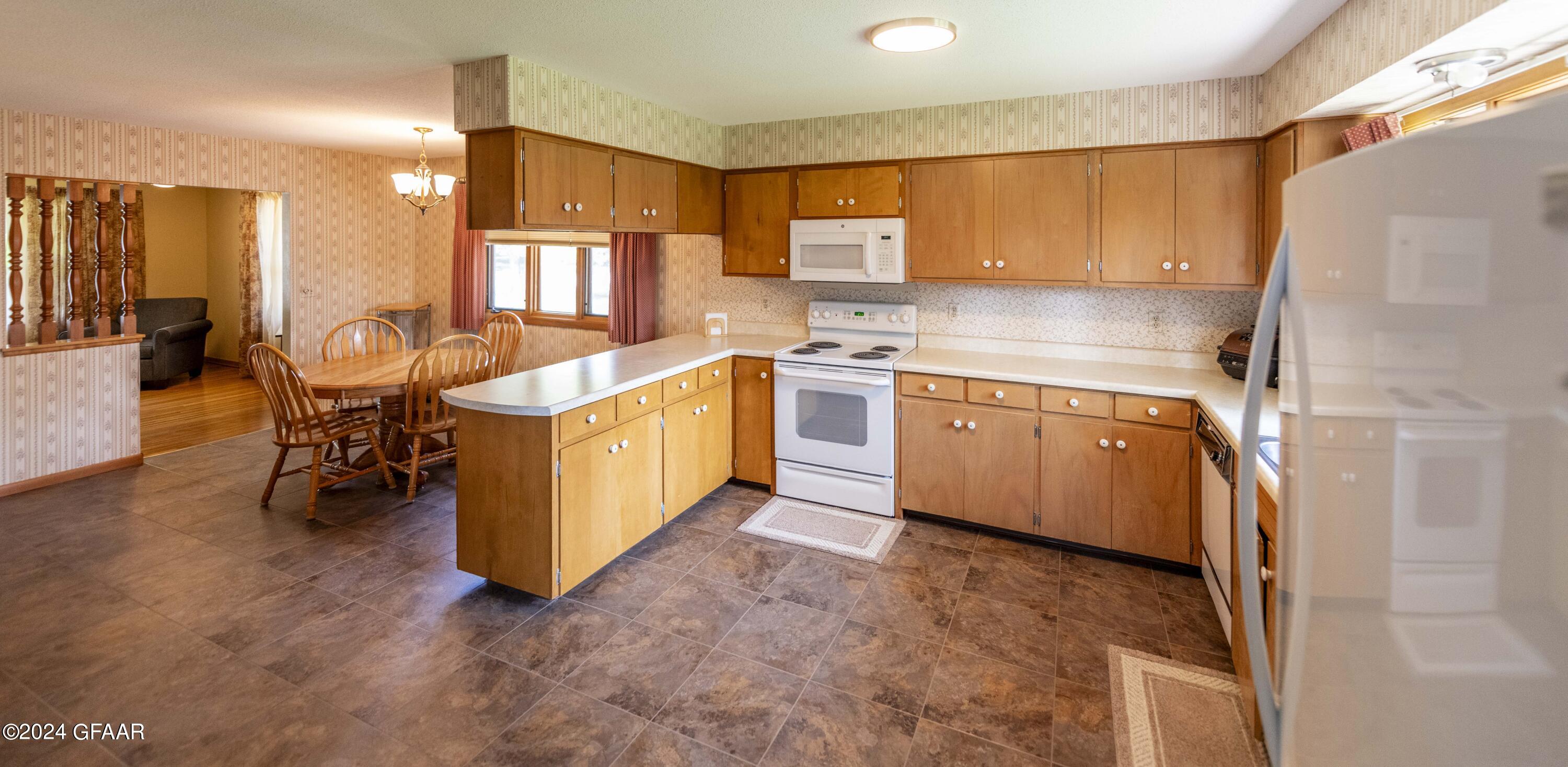 Grand Forks, North Dakota 58201, United States, 3 Bedrooms Bedrooms, ,2 BathroomsBathrooms,Residential,Contingent,46635