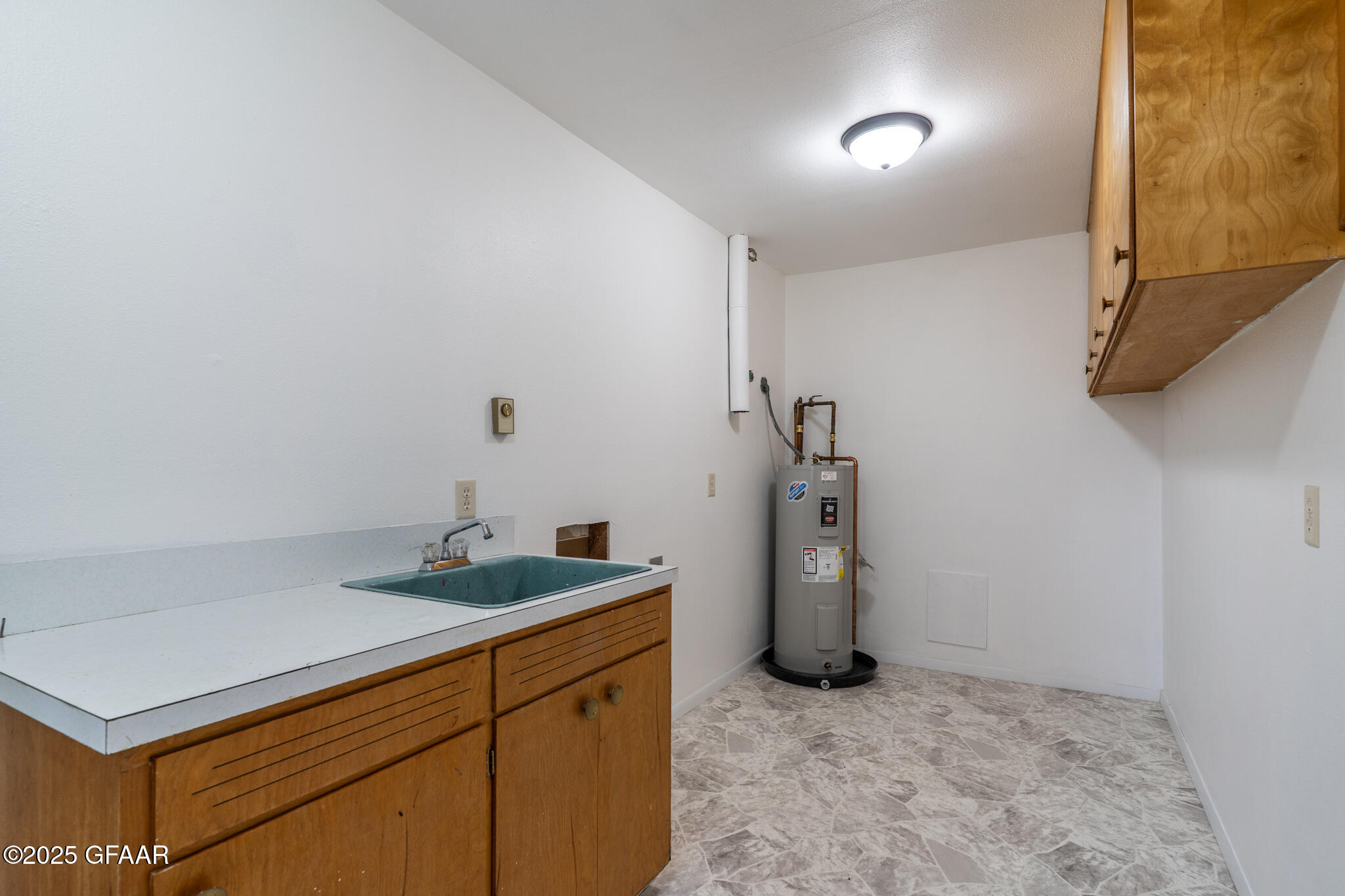 Hatton, North Dakota 58240, United States, 3 Bedrooms Bedrooms, ,2 BathroomsBathrooms,Residential,Active,231828